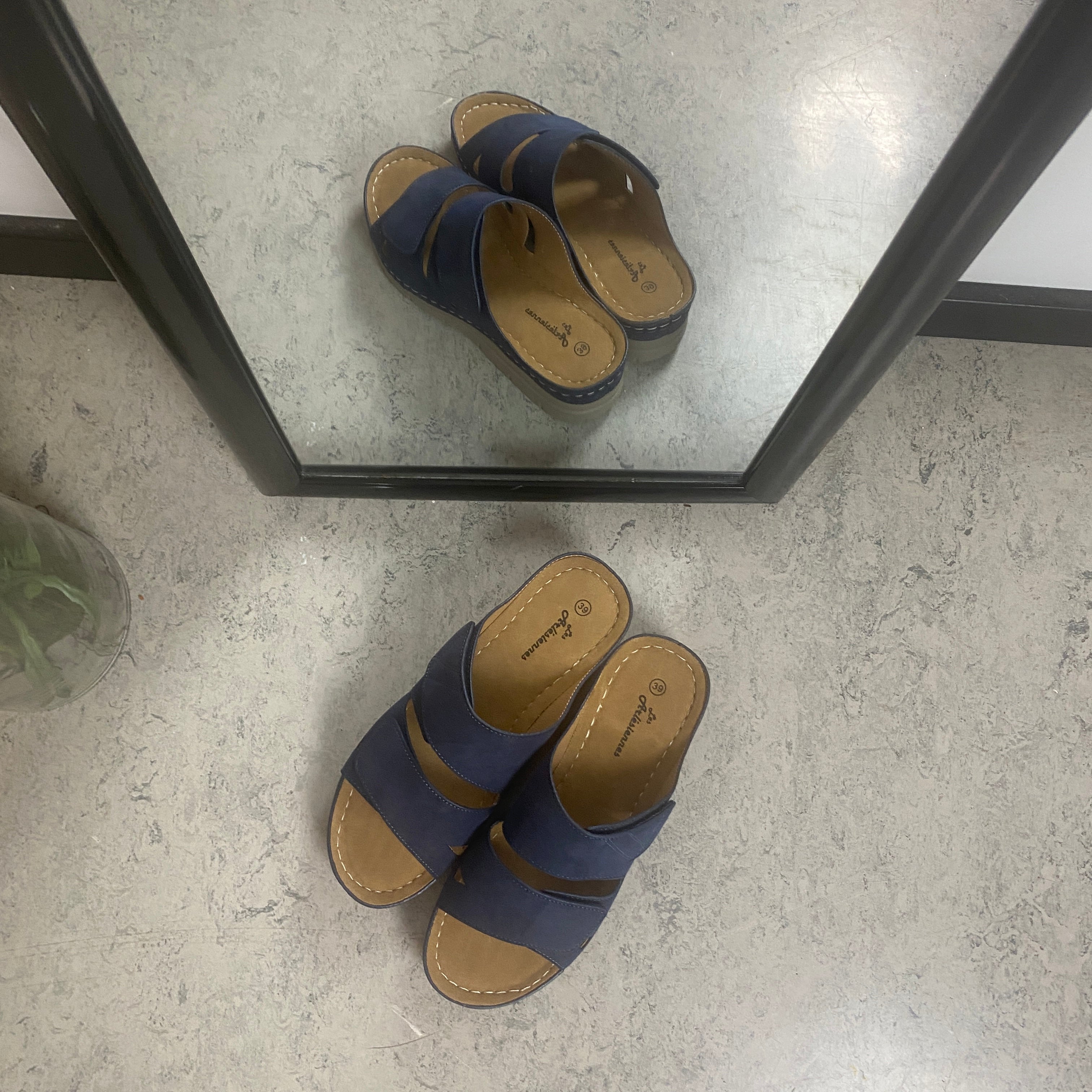 Blå slip-on sandal med kilklack & Velcro – feminin & flexibel för vardagen