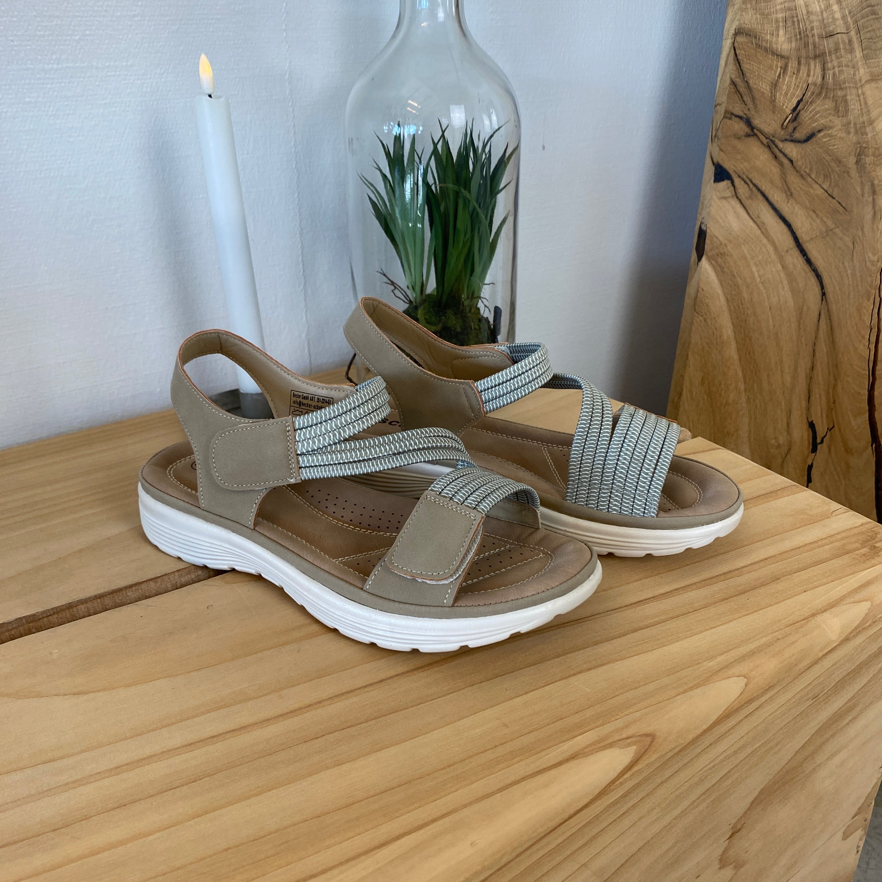 Grön komfortsandal med elastiska remmar – lätt och stödjande
