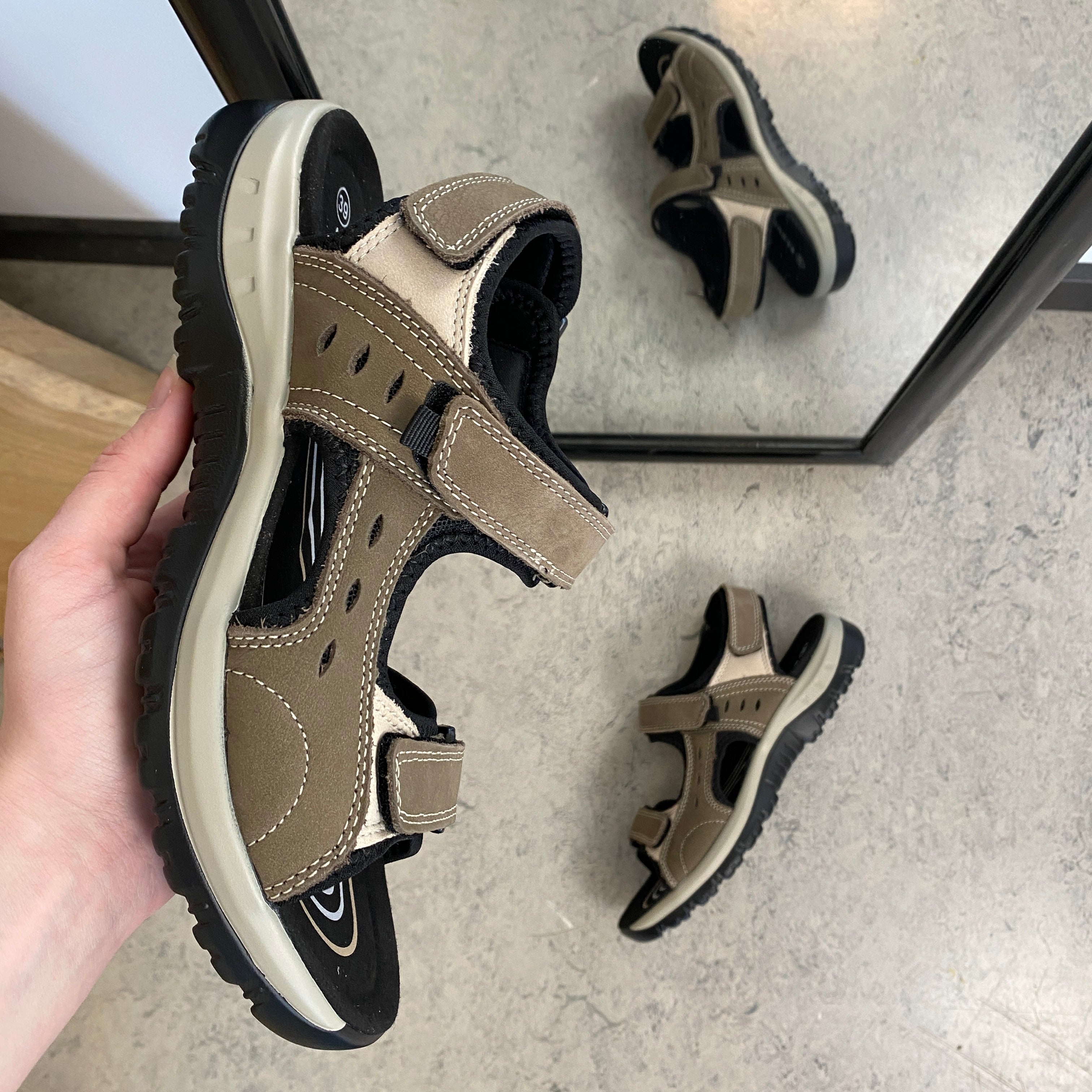 Robust sandal med justerbar passform i brun