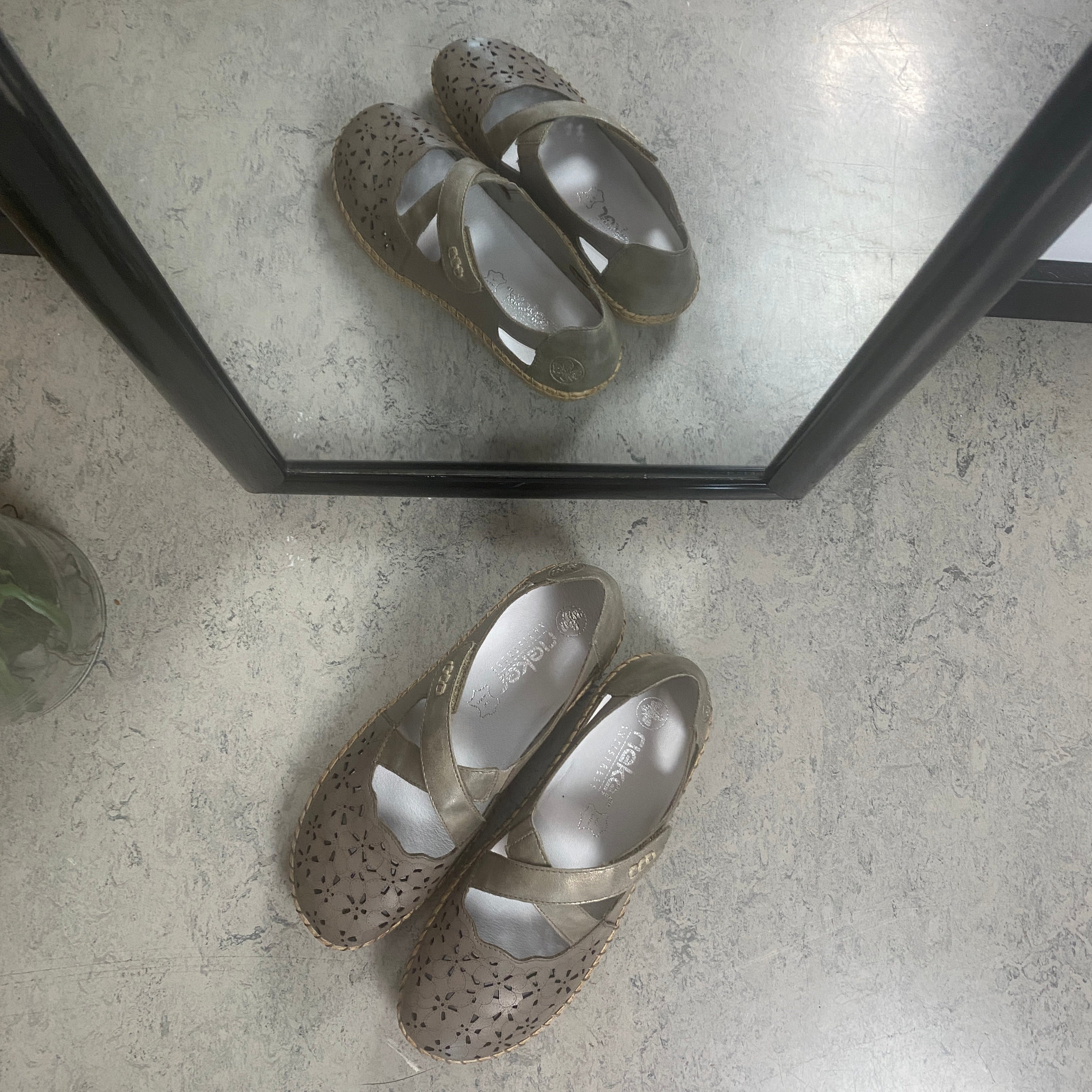 Rieker beige sluten sandal med kardborre och blommönster
