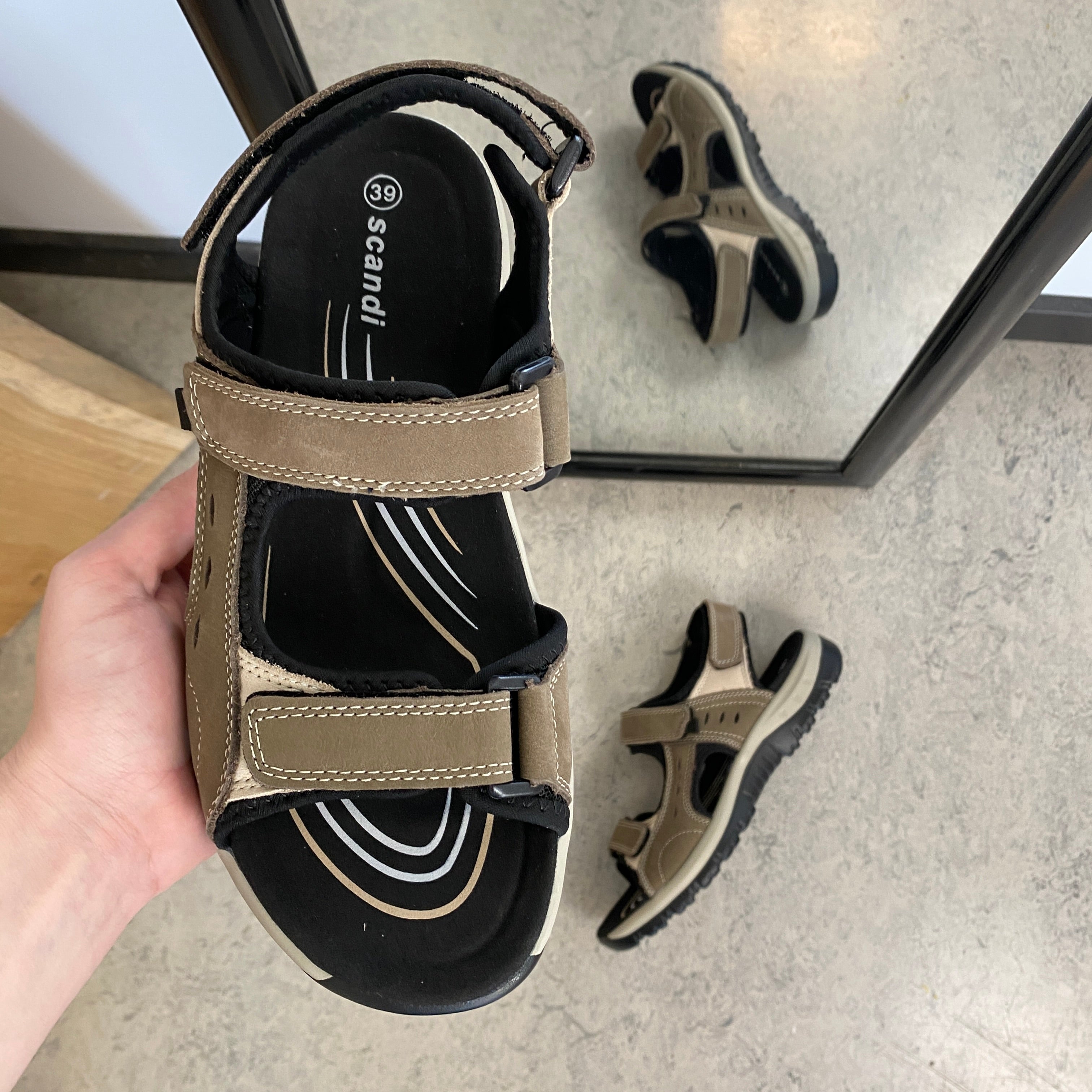 Robust sandal med justerbar passform i brun