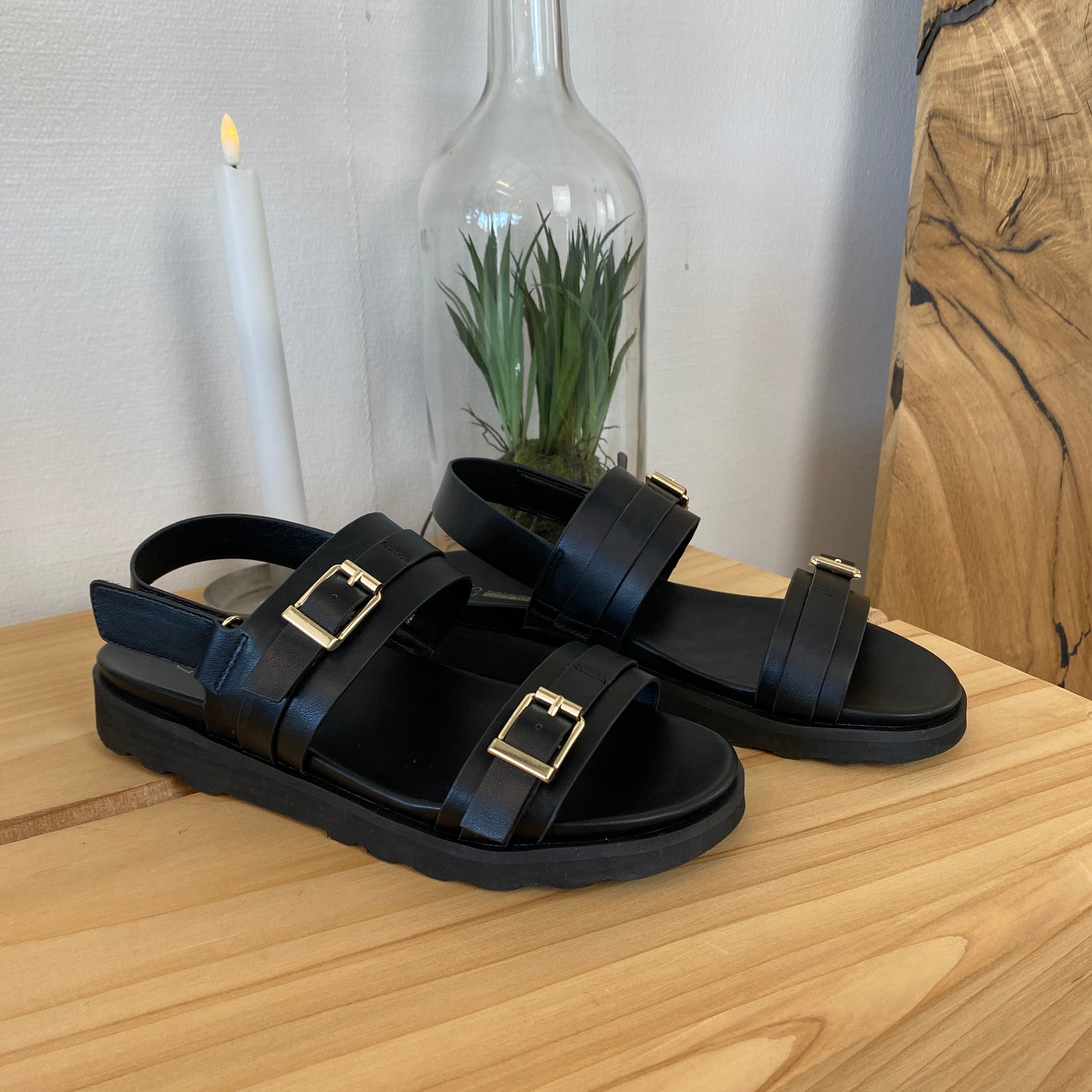 Svart sandal med spännen & hälrem – klassisk modell med justerbar passform