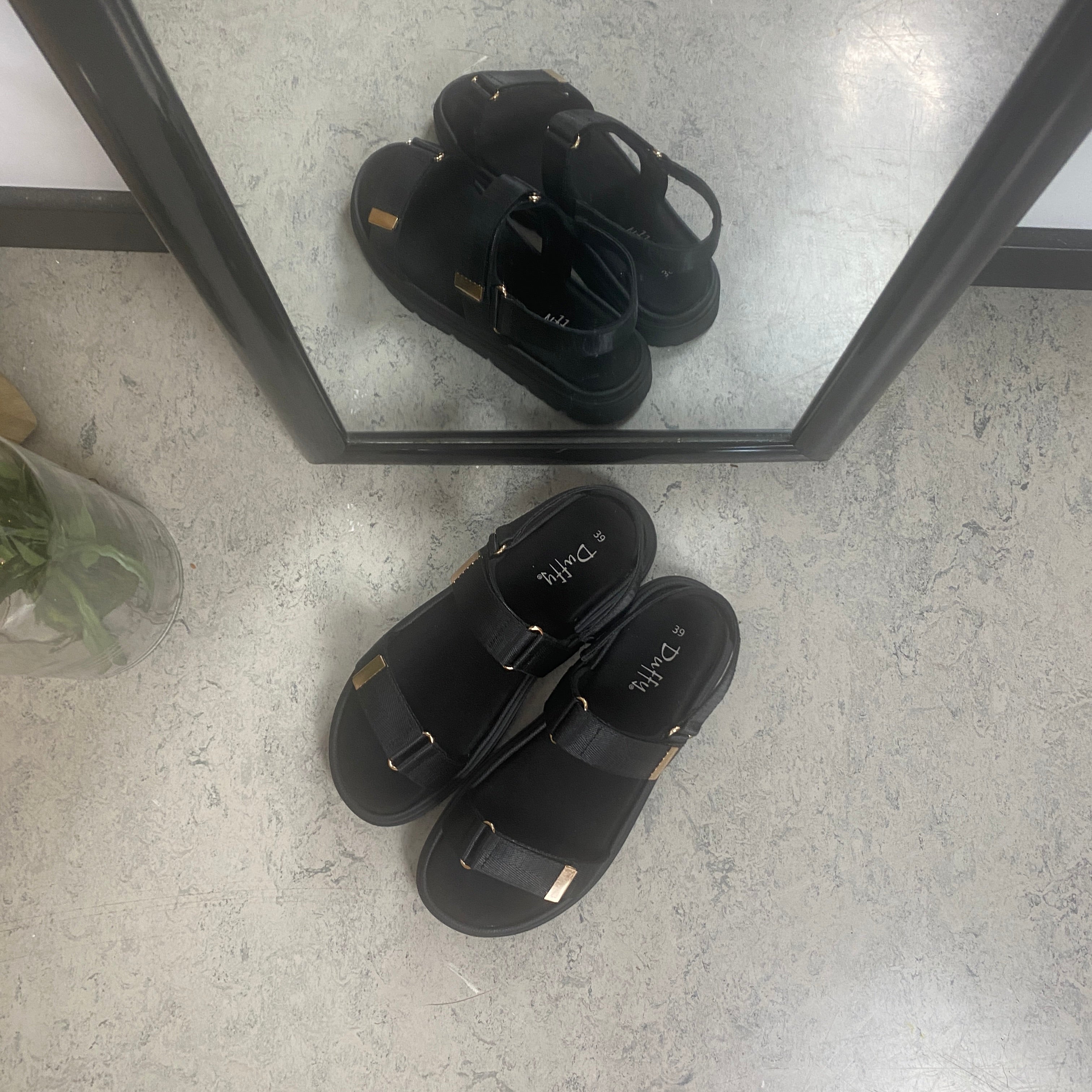Svart sandal med justerbara remmar och bekväm sula