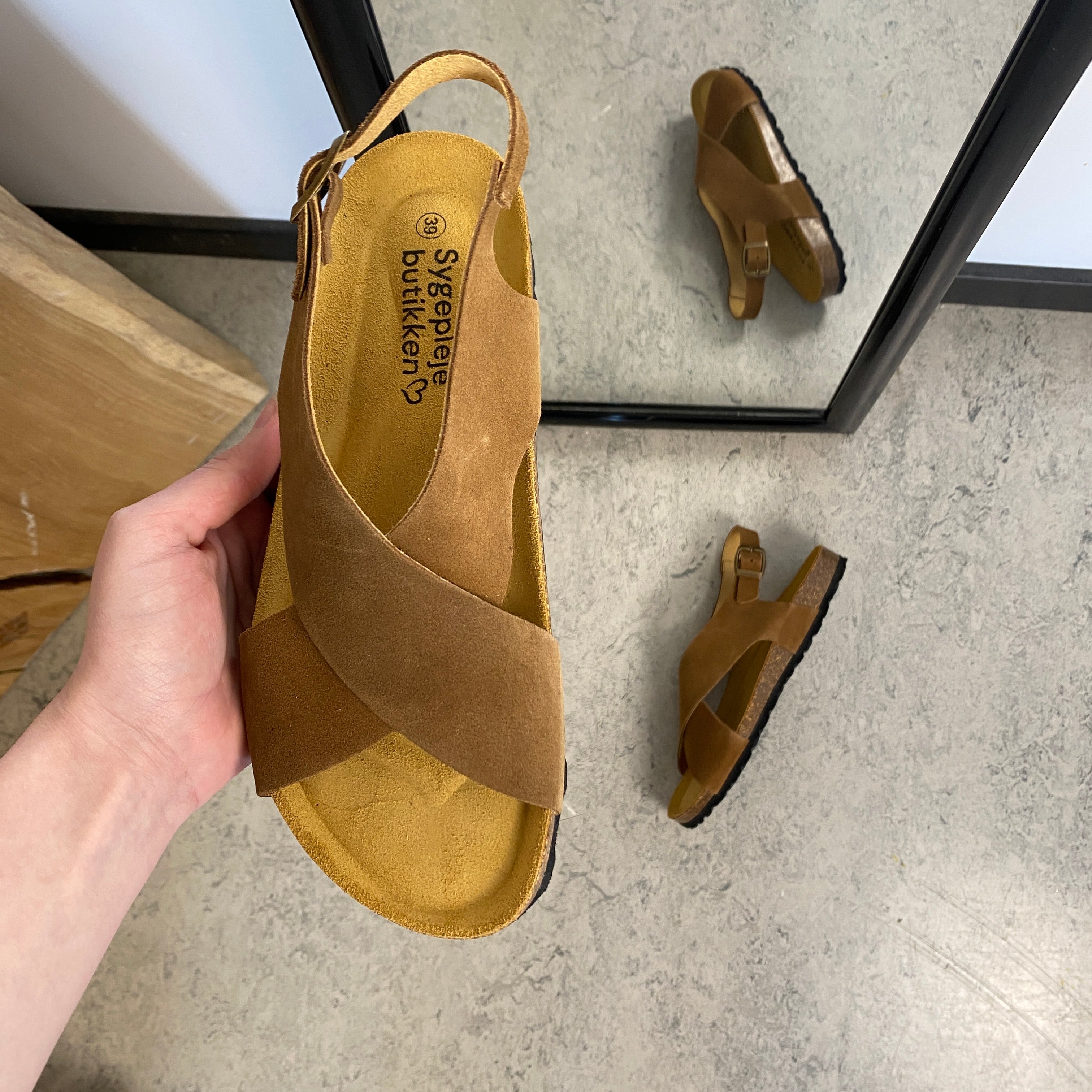 Serraje Roble – brun sandal med korsremmar & bakrem | SSKbutiken.se