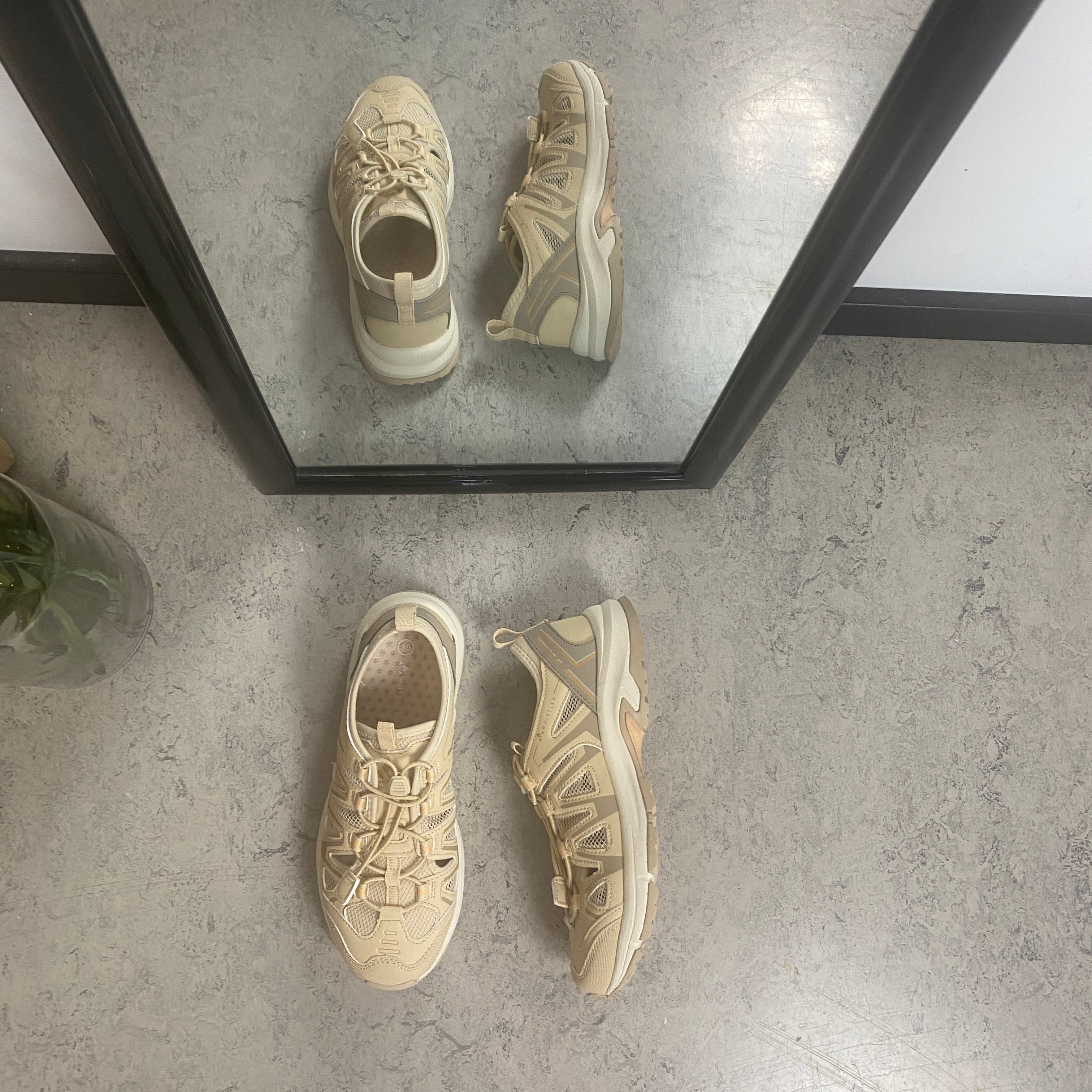 Whistler Puente W Shoe – Extra ventilerad sneaker i beige med elastisk snörning