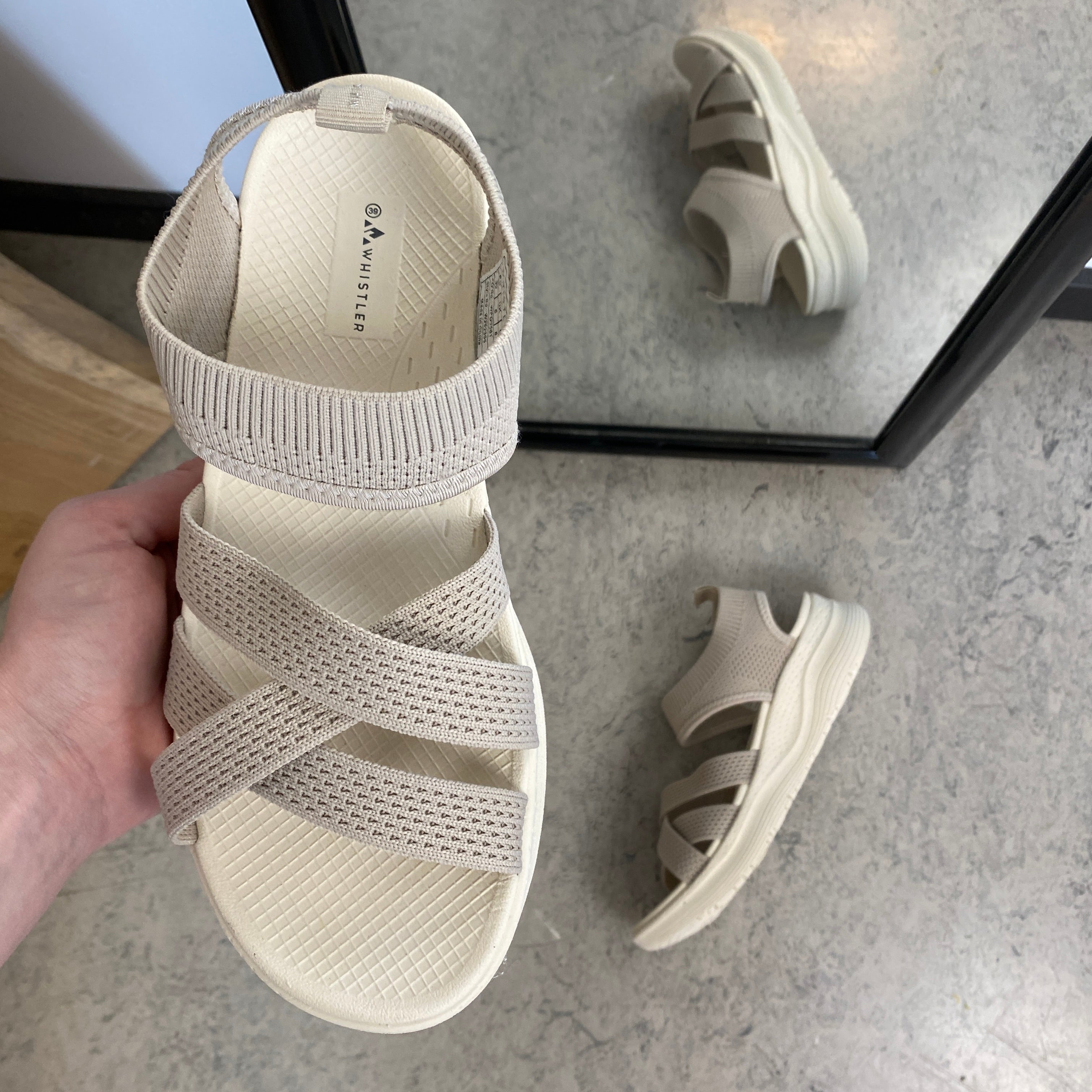 Whistler sandal i beige med elastisk passform och god stötdämpning