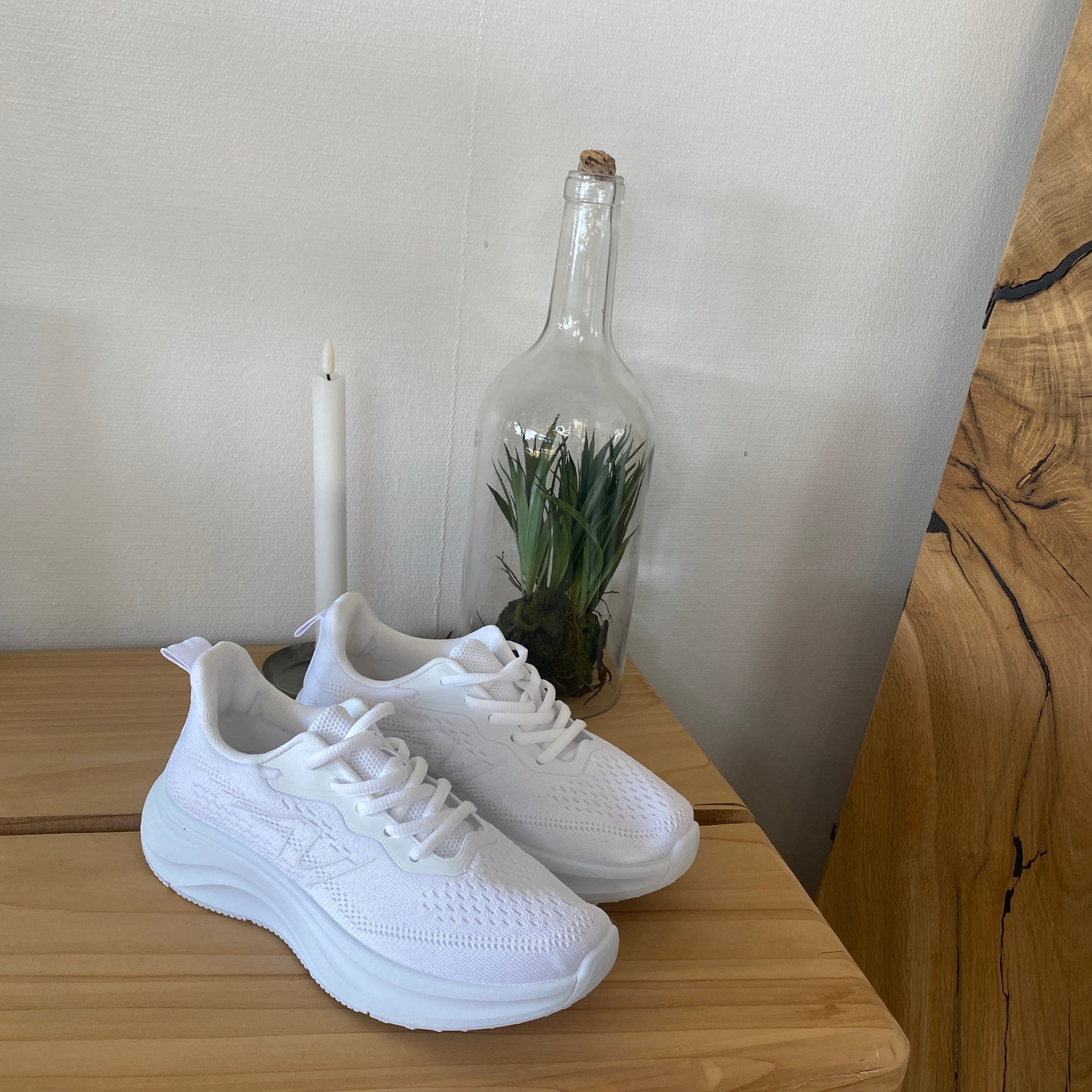 Vit lättvikts-sneaker med stötabsorbering och ventilerande mesh