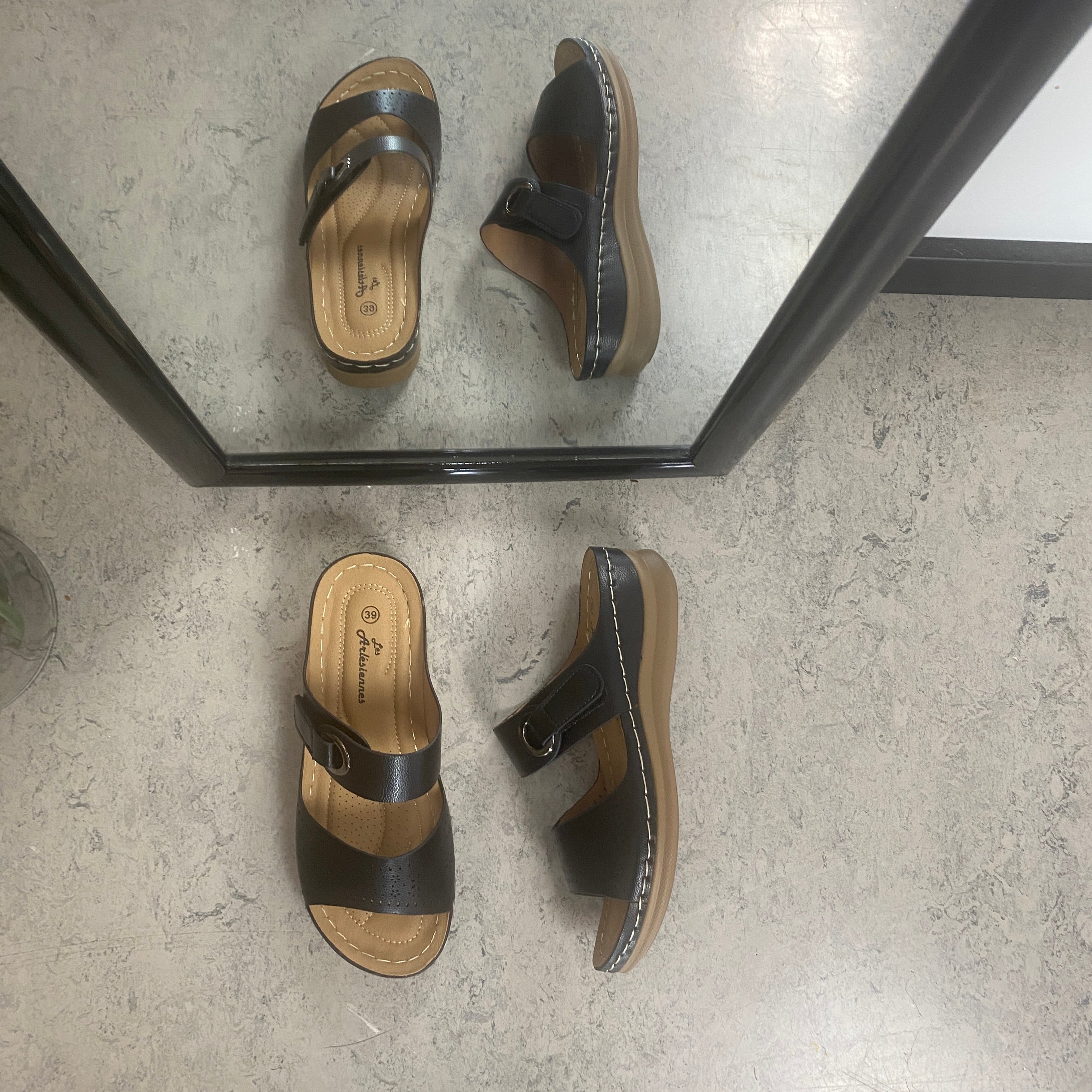 Sandal med kilklack – svart modell