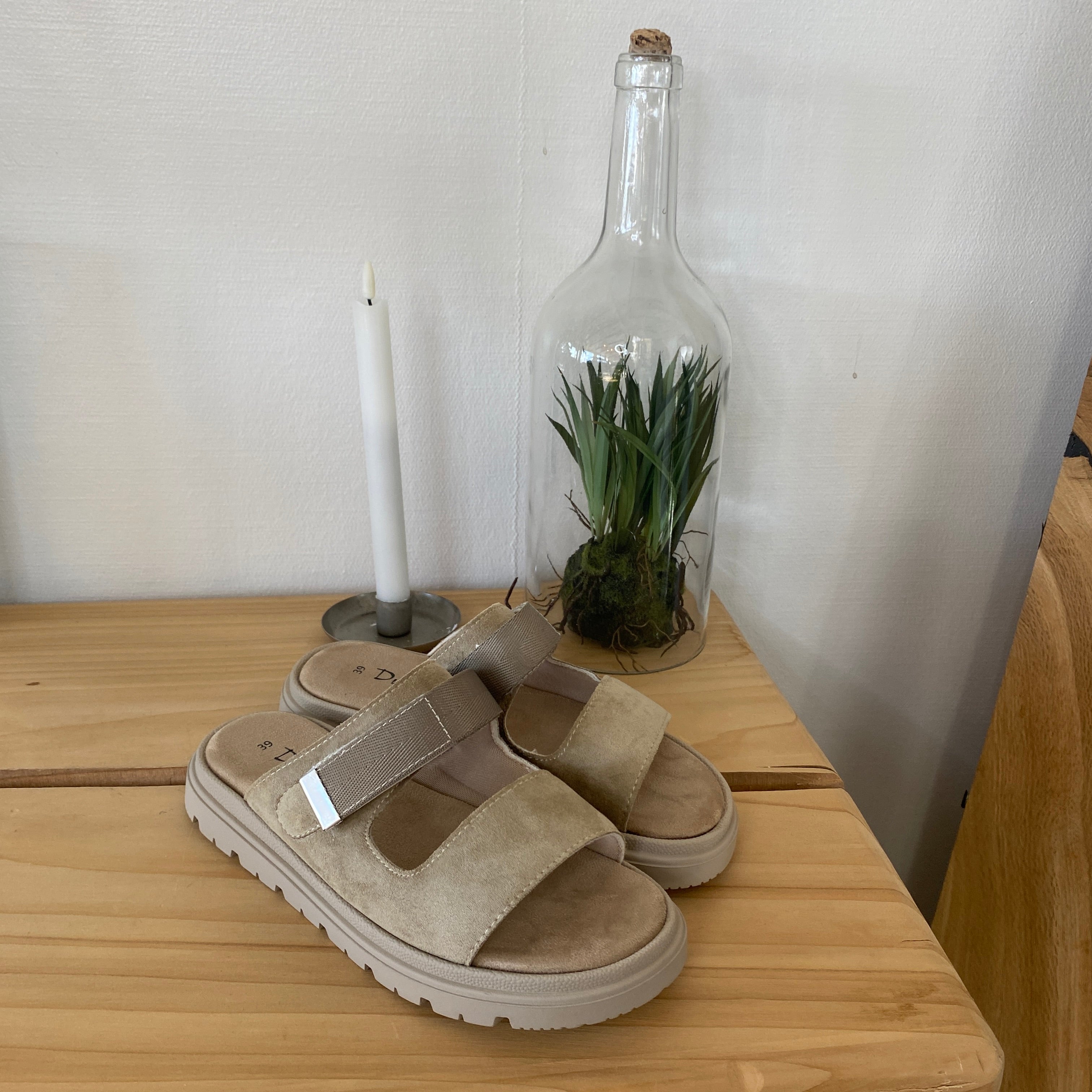 Beige sandal med justerbar rem och mjuk komfort