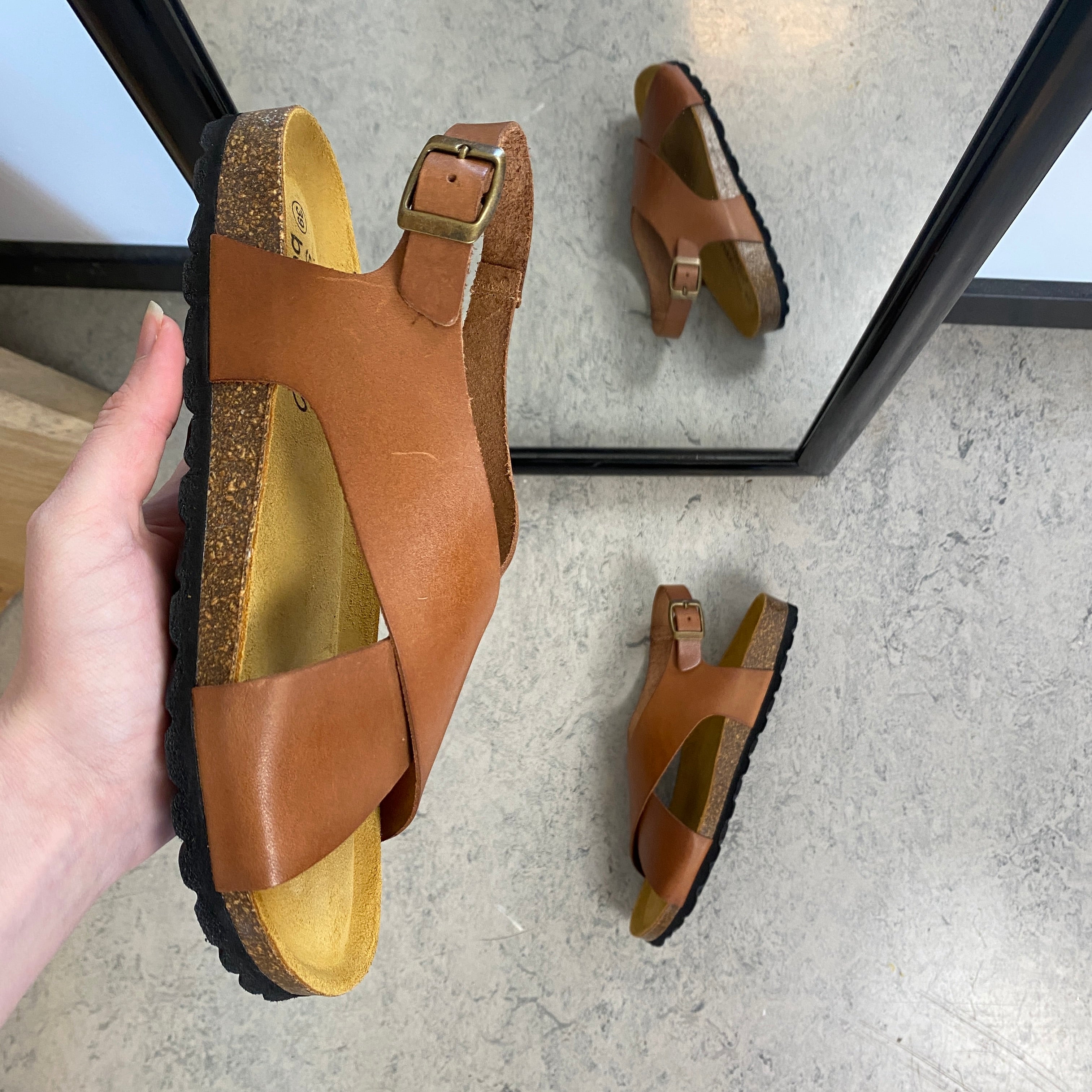 Brun sandal i slätt läder med korsremmar & bakrem | SSKbutiken.se