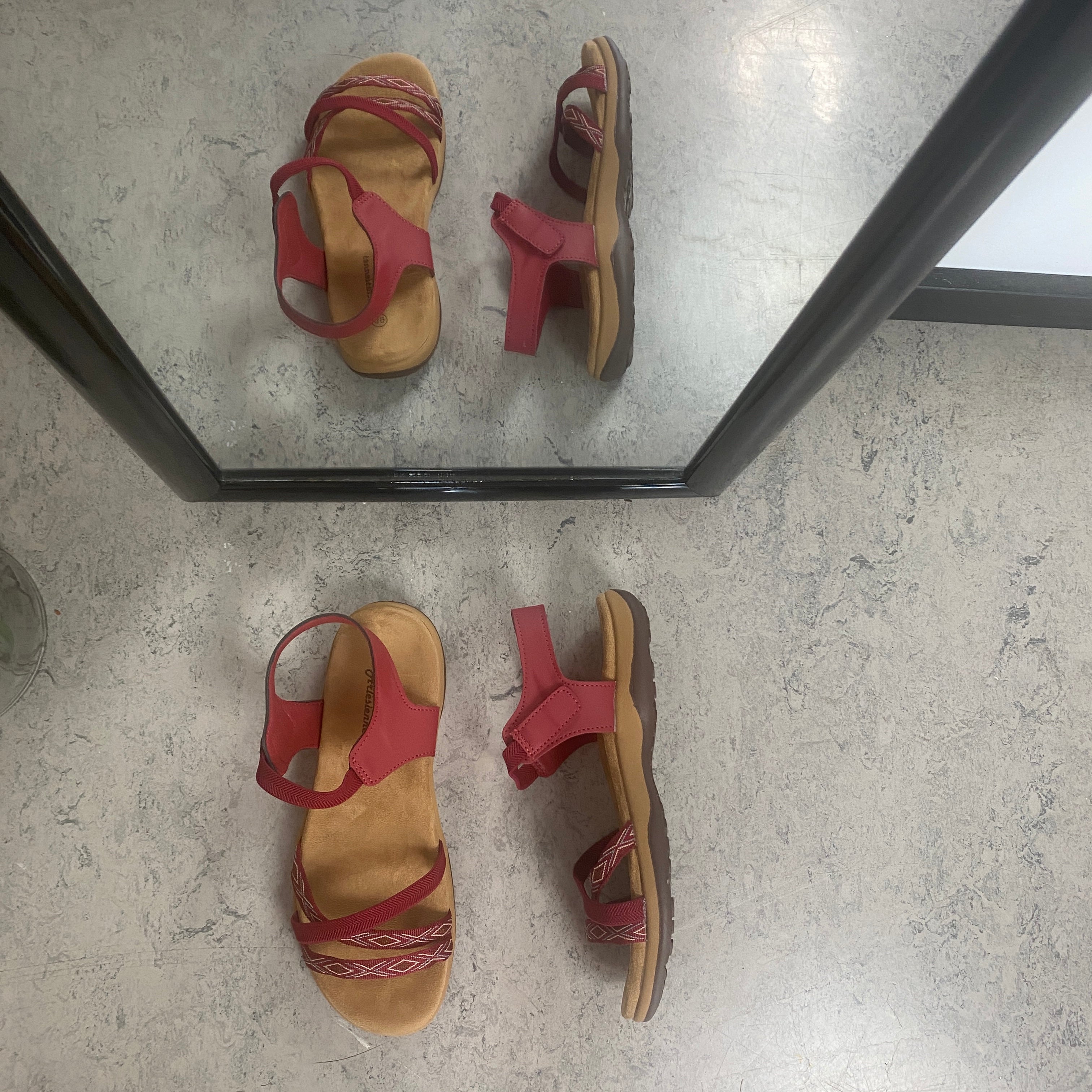 Röd sandal med elastikremmar & kardborre – feminin & flexibel för sommaren