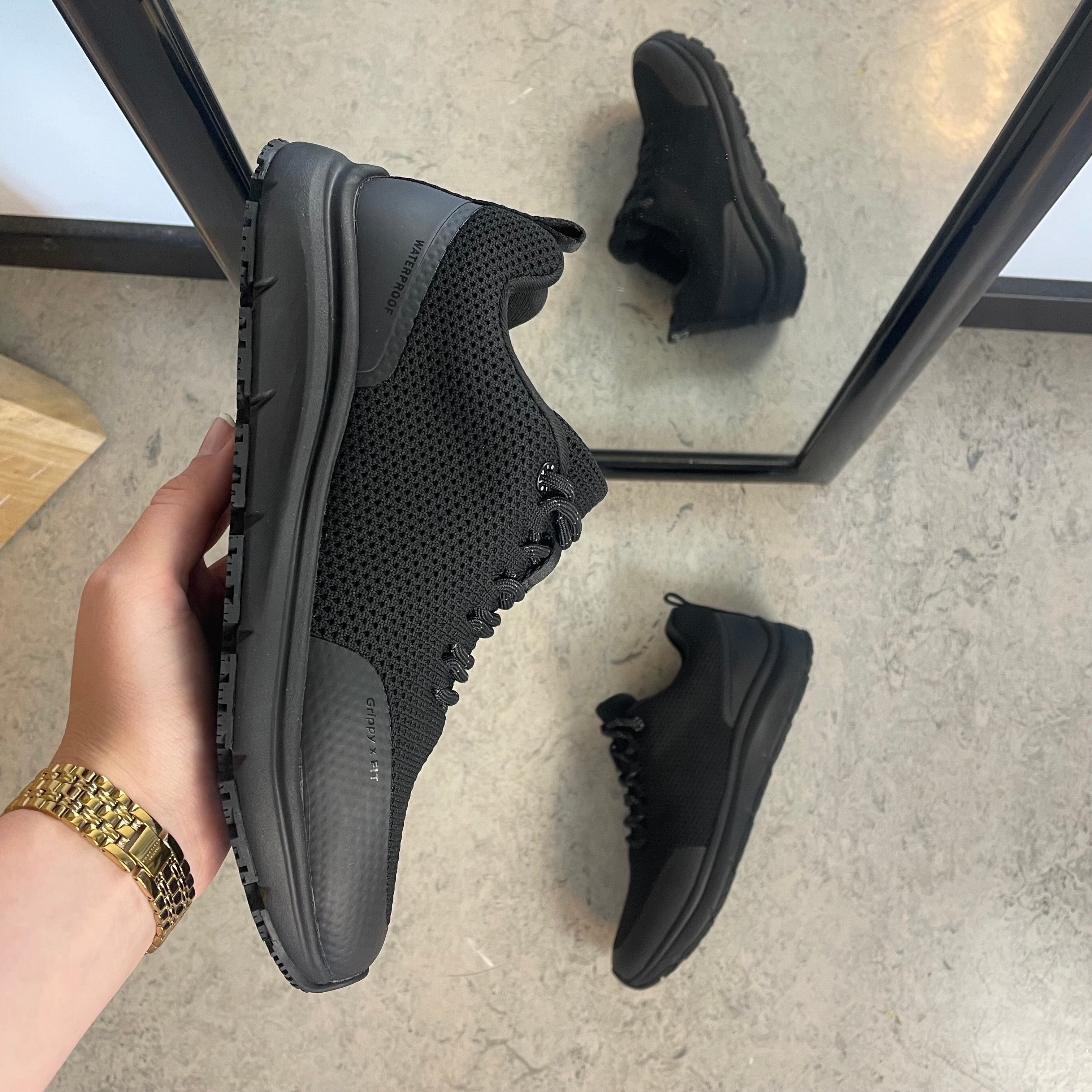 Vattenavvisande komfort-sneaker i svart med halksäker sula