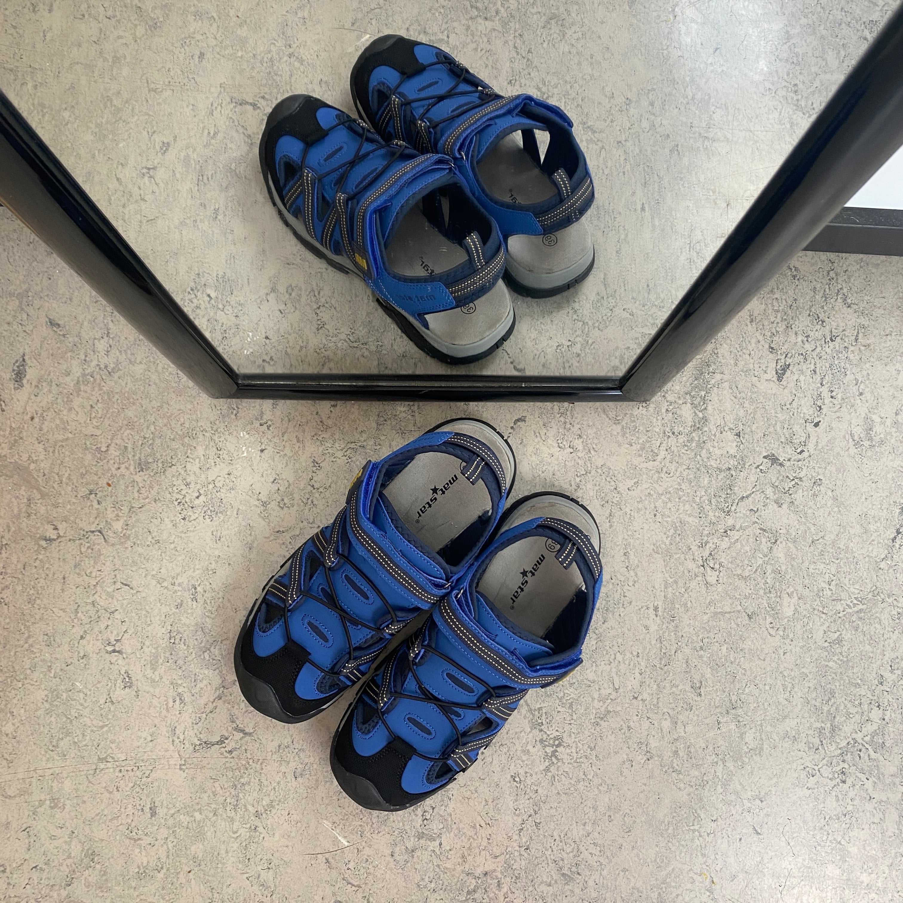 Robust blå vandringssandal med bra stöd