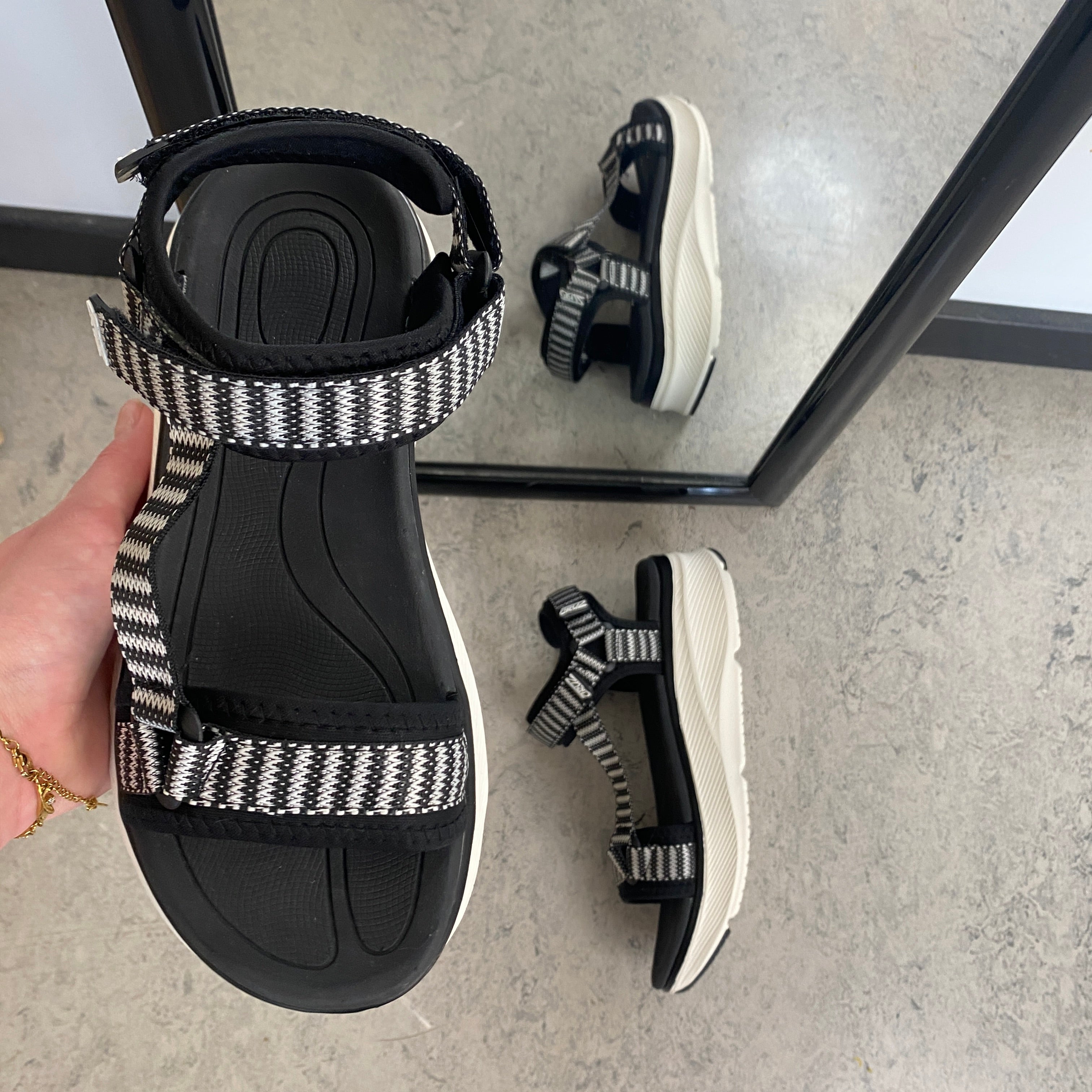 Cruz sandal i svart – stabil komfort i klassisk design