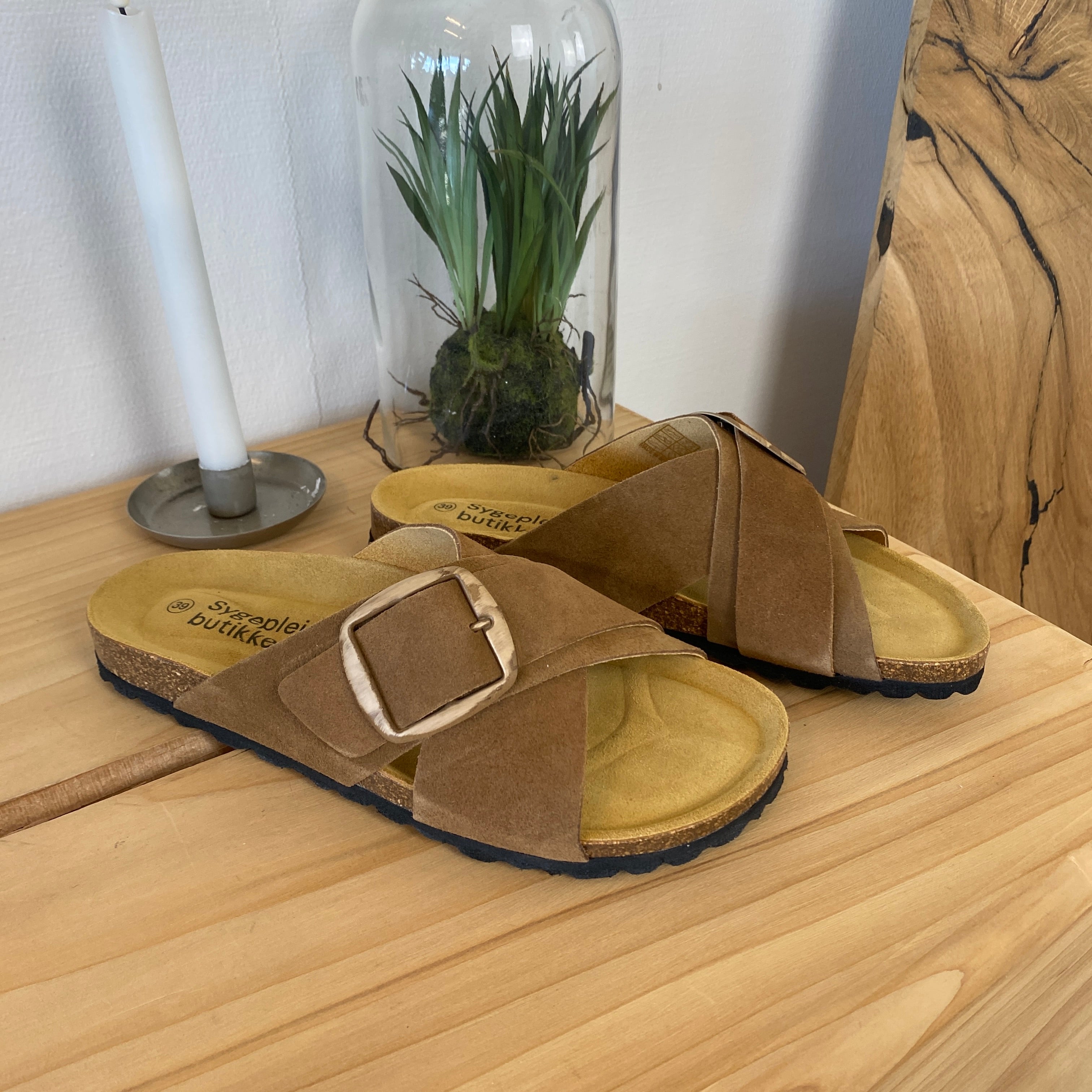 Brun slip-on sandal med dubbel rem – komfortsandal med stöd | SSKbutiken.se