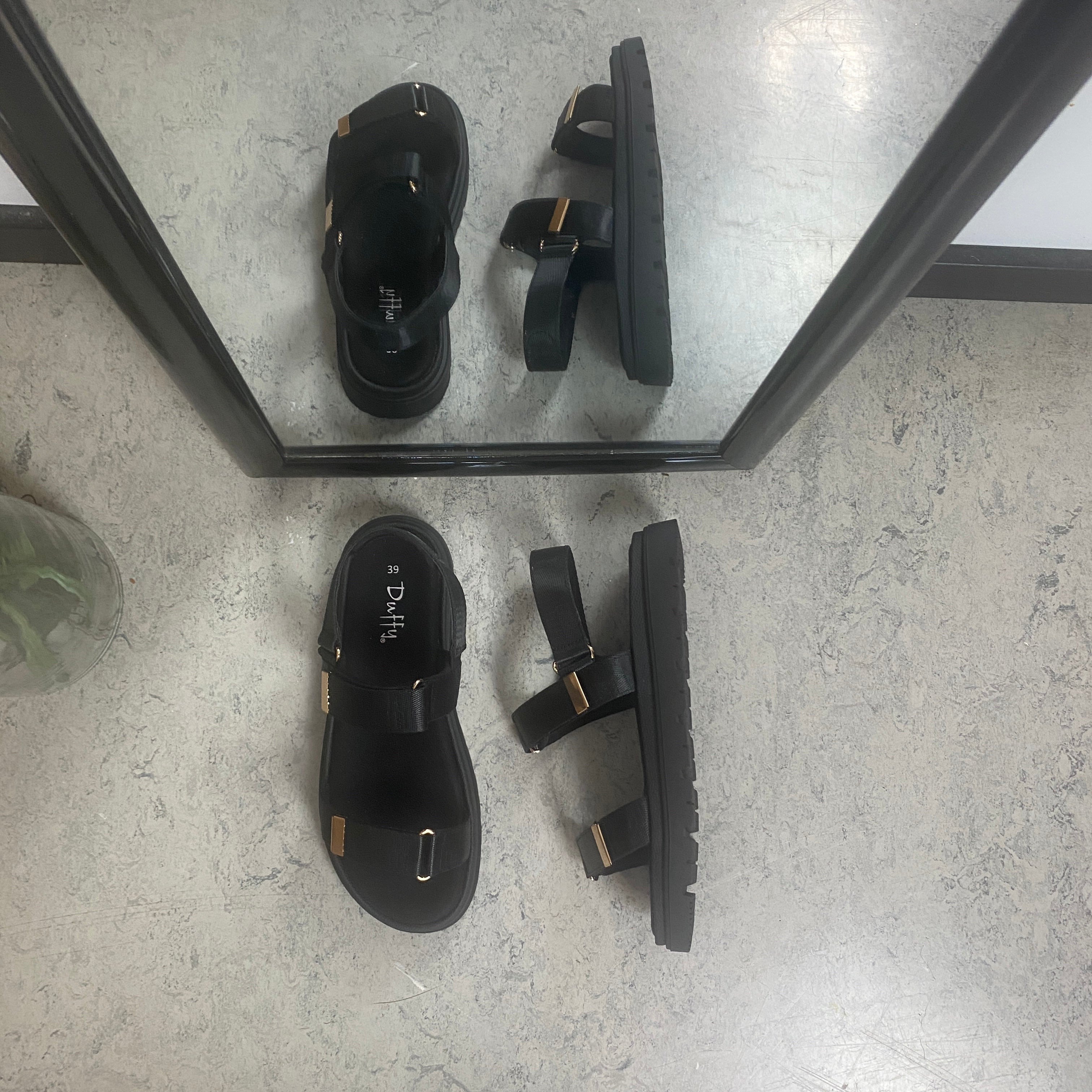 Svart sandal med justerbara remmar och bekväm sula