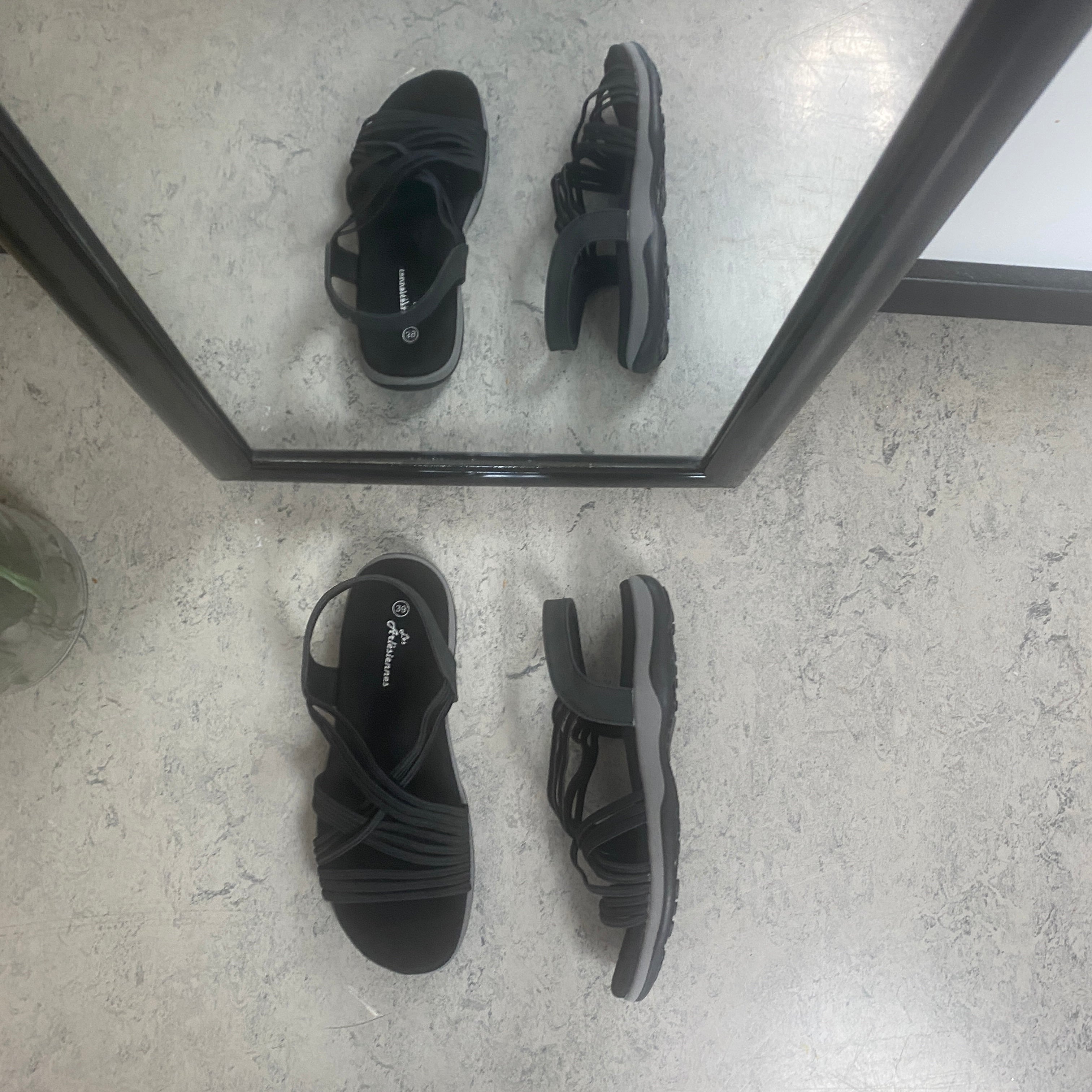 Svart sandal med elastiska remmar – klassisk modell med mjuk skumsula