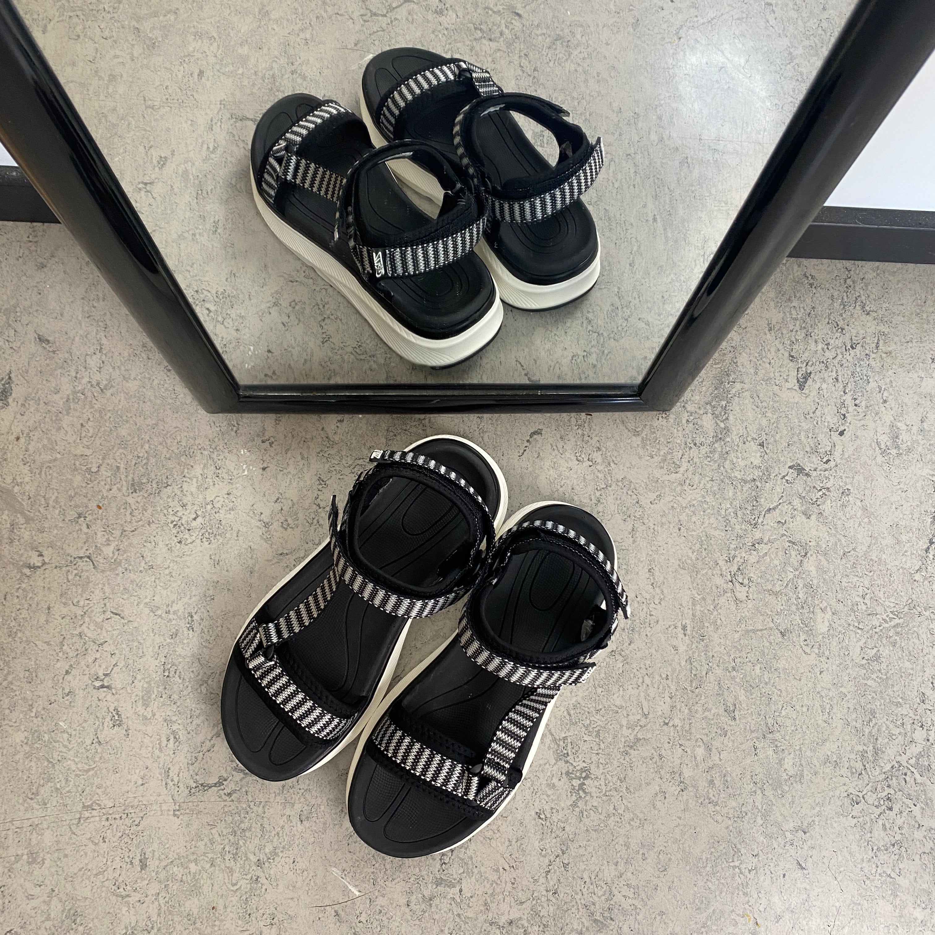 Cruz sandal i svart – stabil komfort i klassisk design
