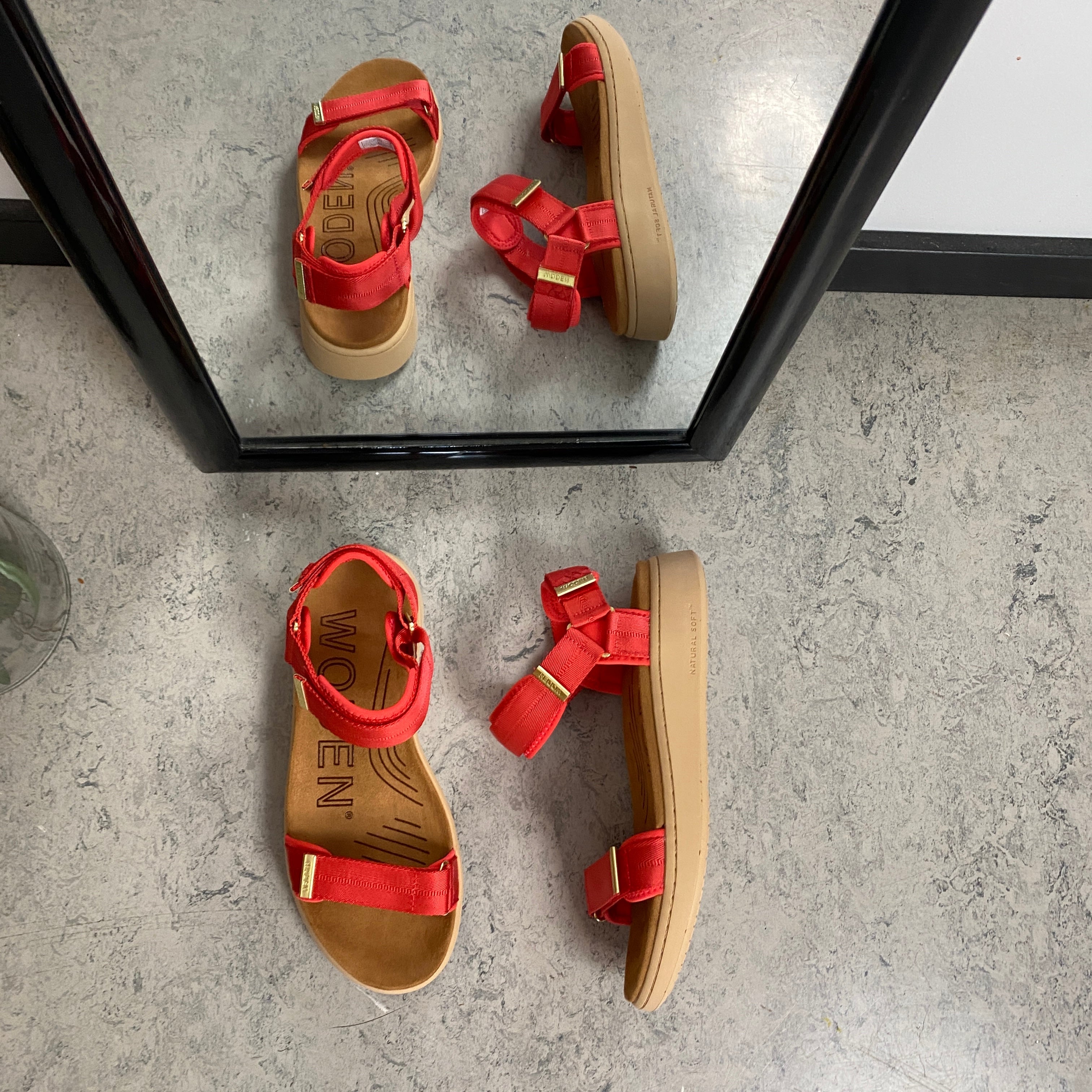 Woden sandal i röd – Lätt komfort med karaktär