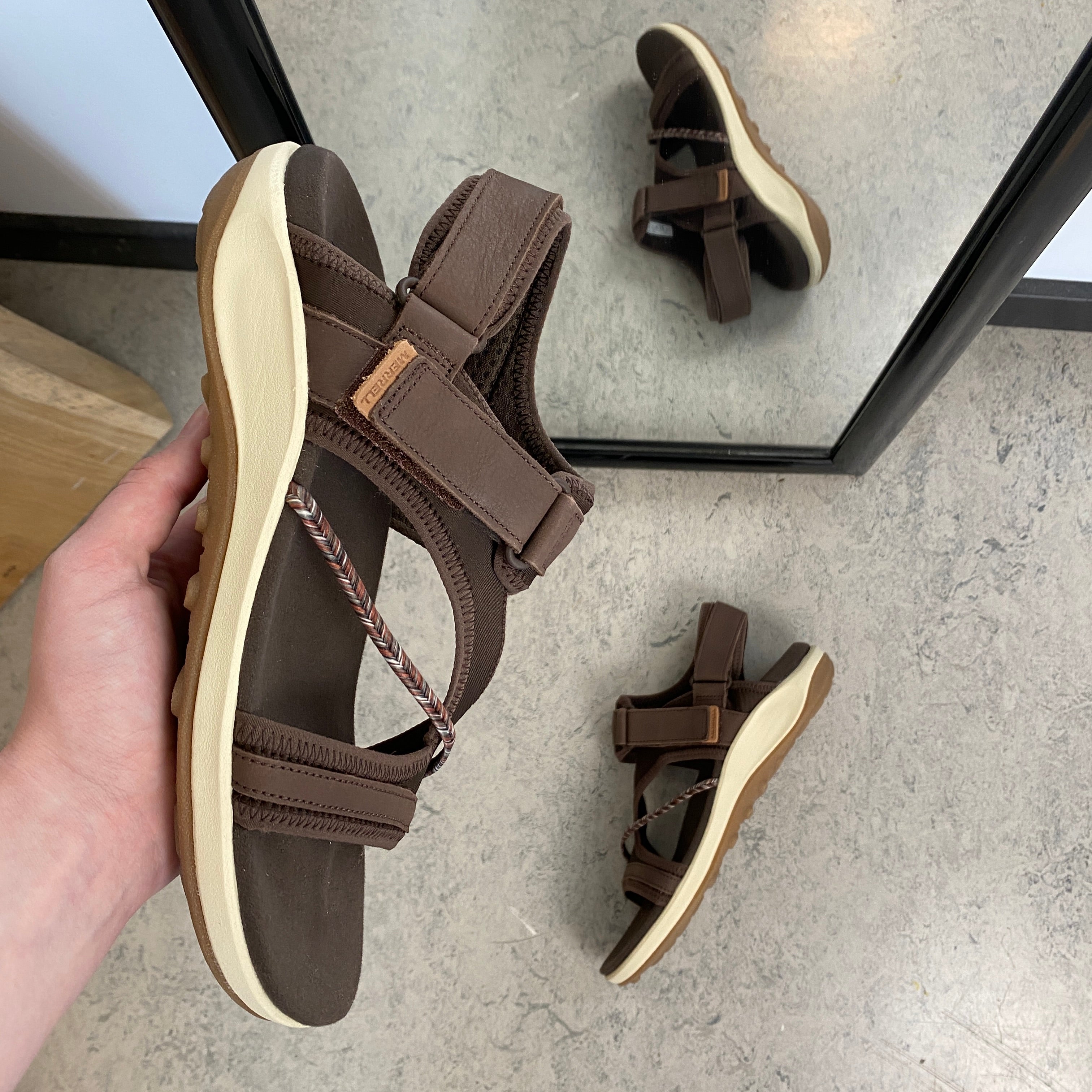 Brun Merrell-sandal – lätt och bekväm med justerbar passform