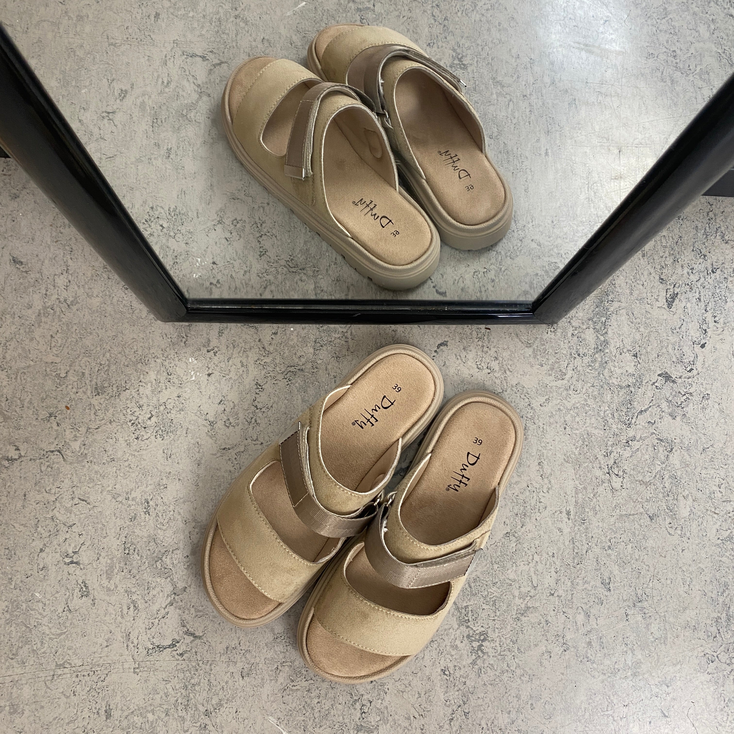 Beige sandal med justerbar rem och mjuk komfort