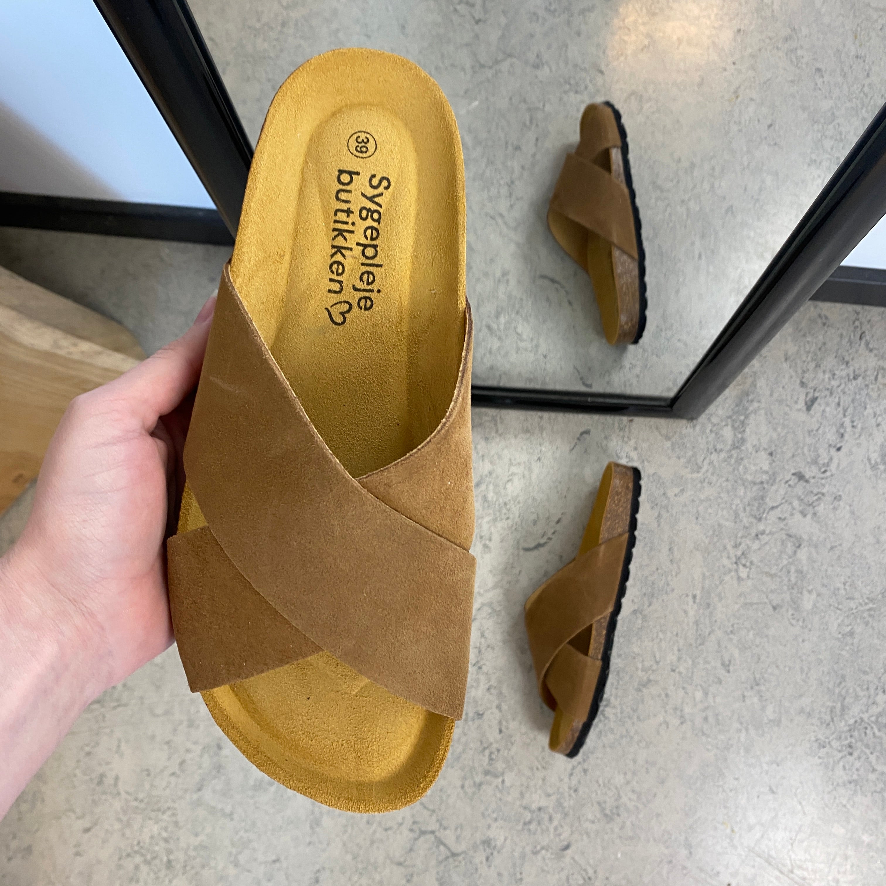 Serraje Roble – brun slip-on sandal med korsade remmar & komfort | SSKbutiken.se
