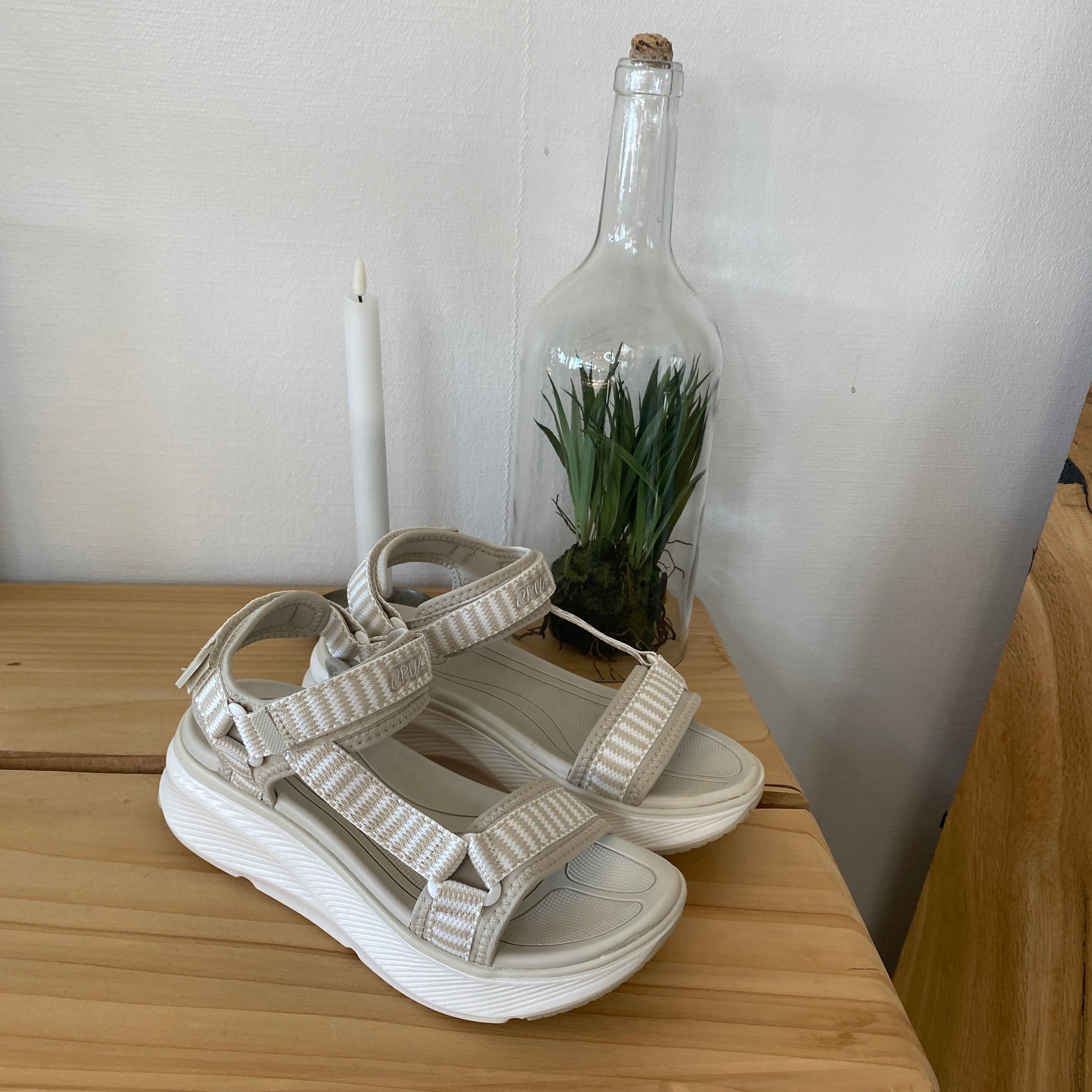 Cruz sandal i beige – Lätt & bekväm med justerbara remmar