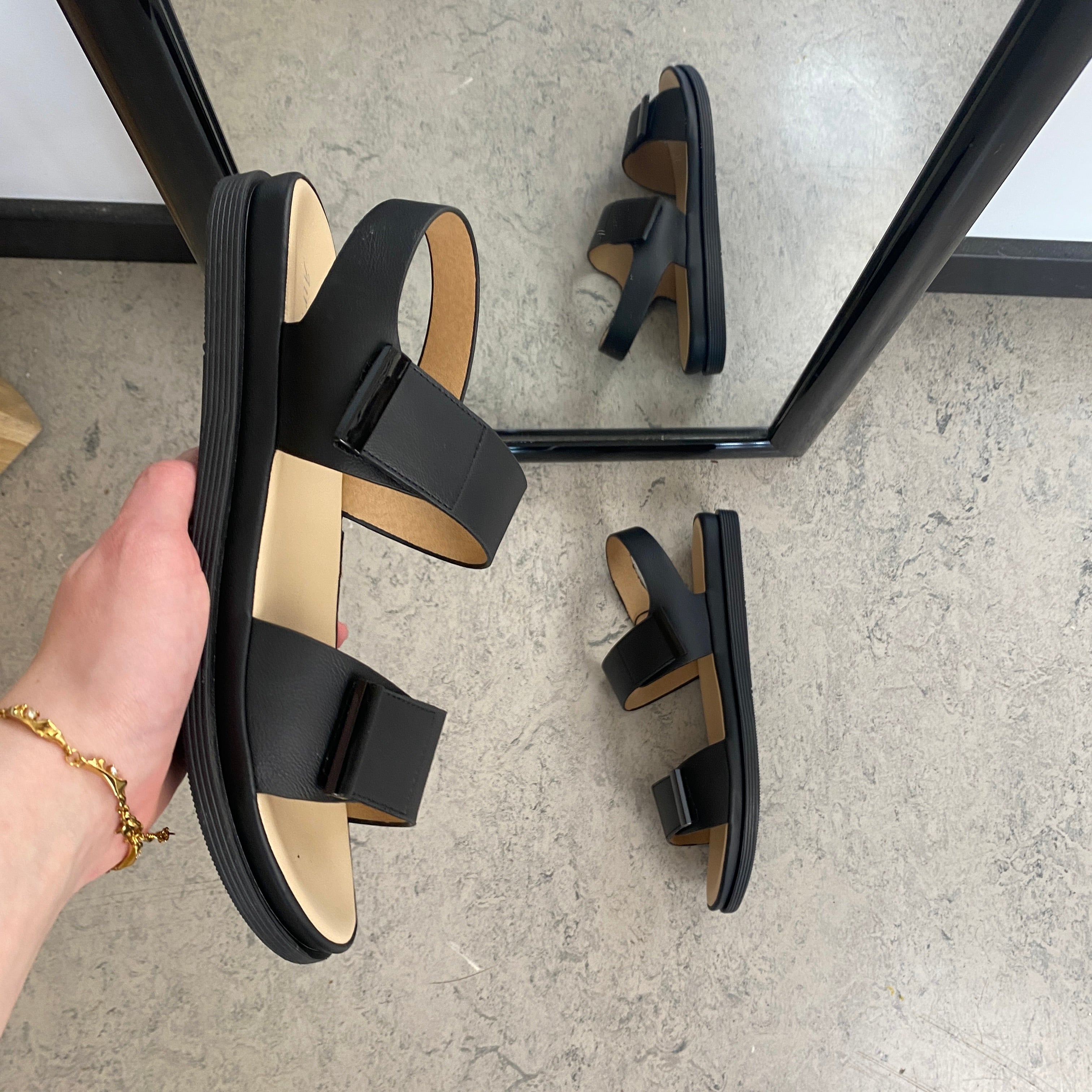 Svart sandal med justerbara remmar & mjuk komfortsula