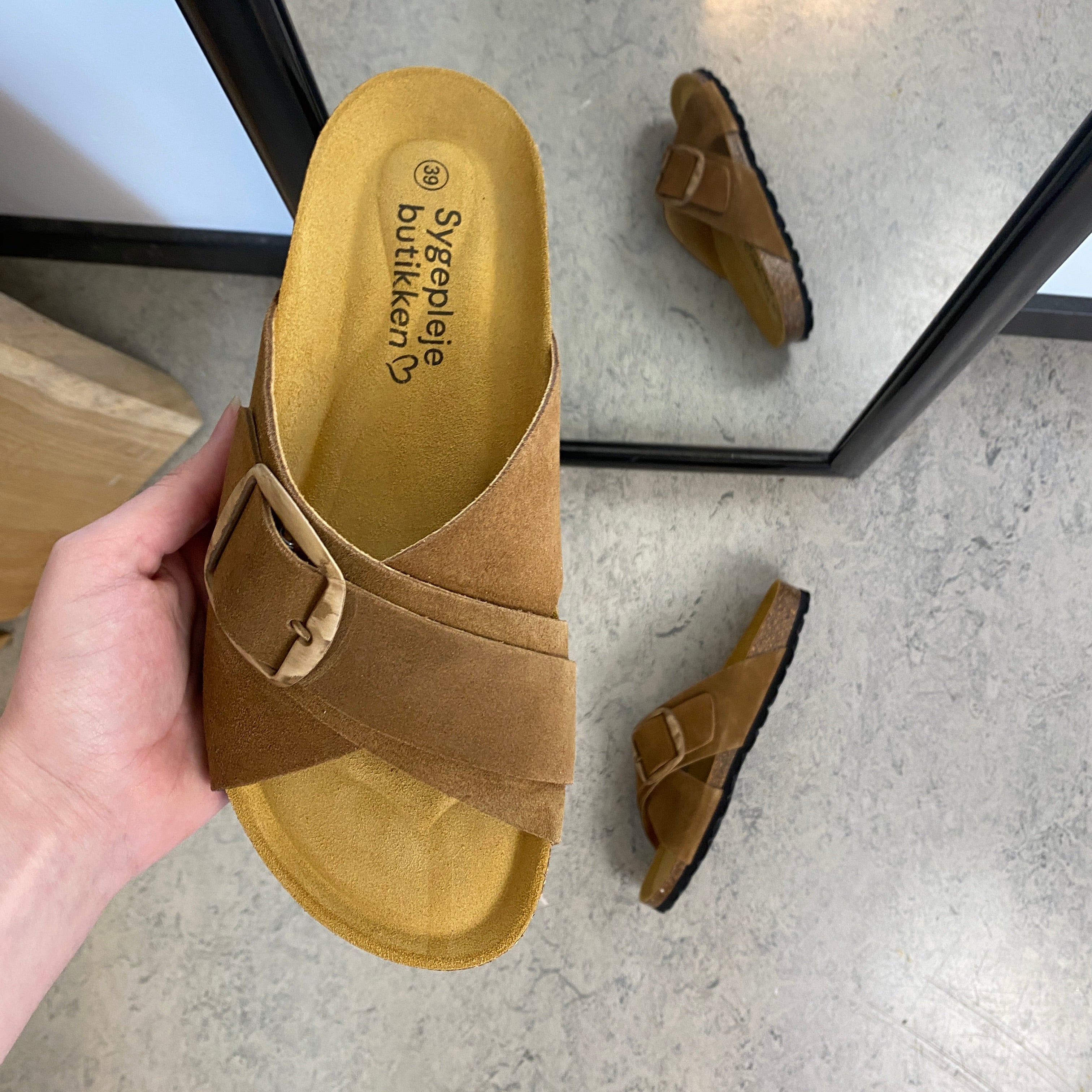 Brun slip-on sandal med dubbel rem – komfortsandal med stöd | SSKbutiken.se