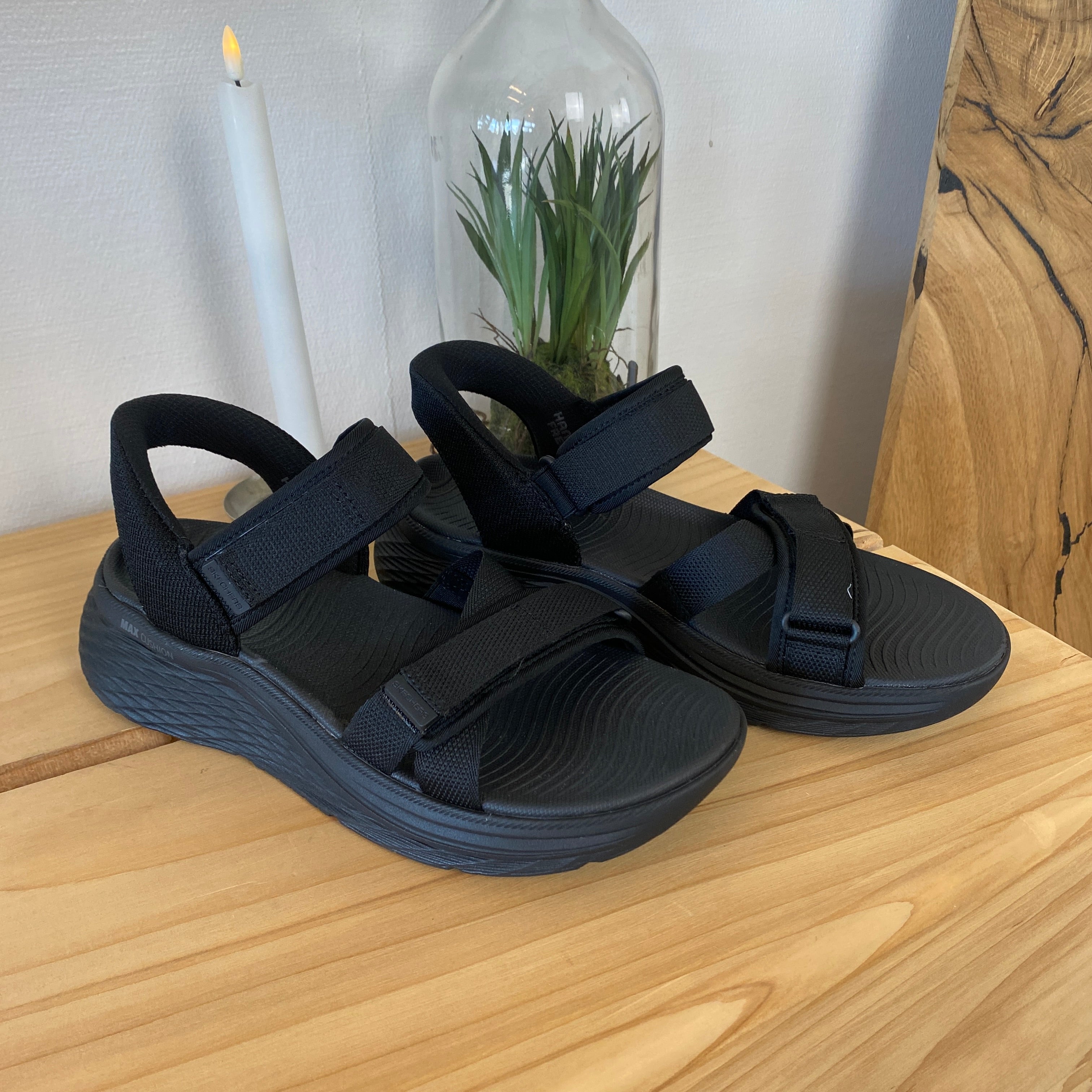 Skechers Max Cushioning sandal i svart – maximal komfort & enkel Slip-ins-passform