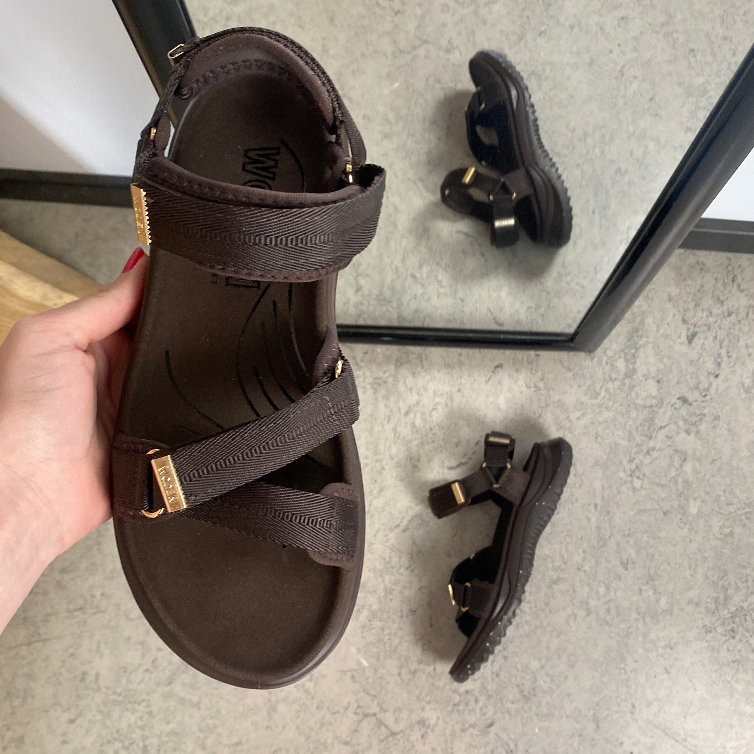 Mörkbrun Woden Solvej sandal – lätt komfort, hålfotsstöd & justerbar passform