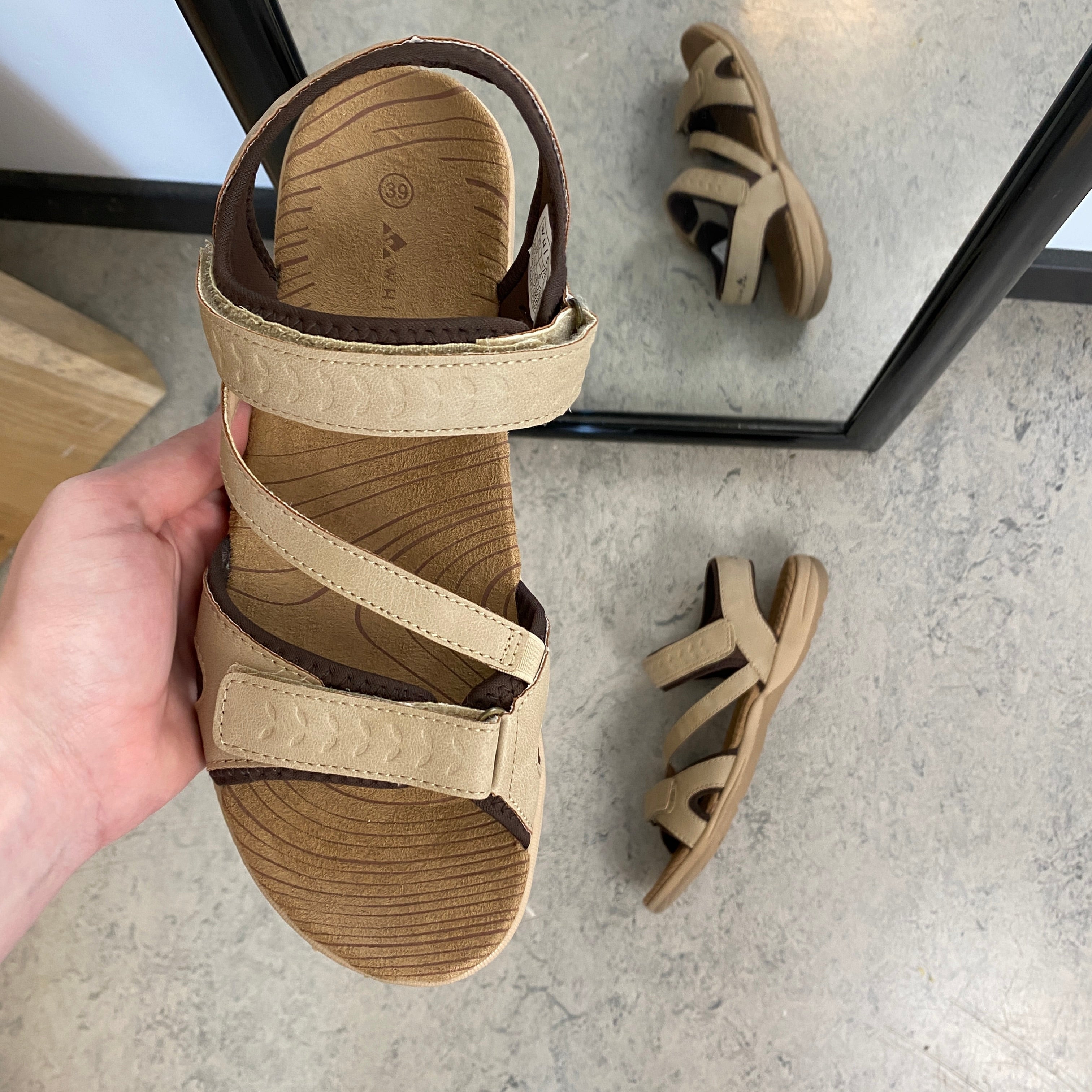 Whistler sandal i beige med stabil sula och justerbar passform