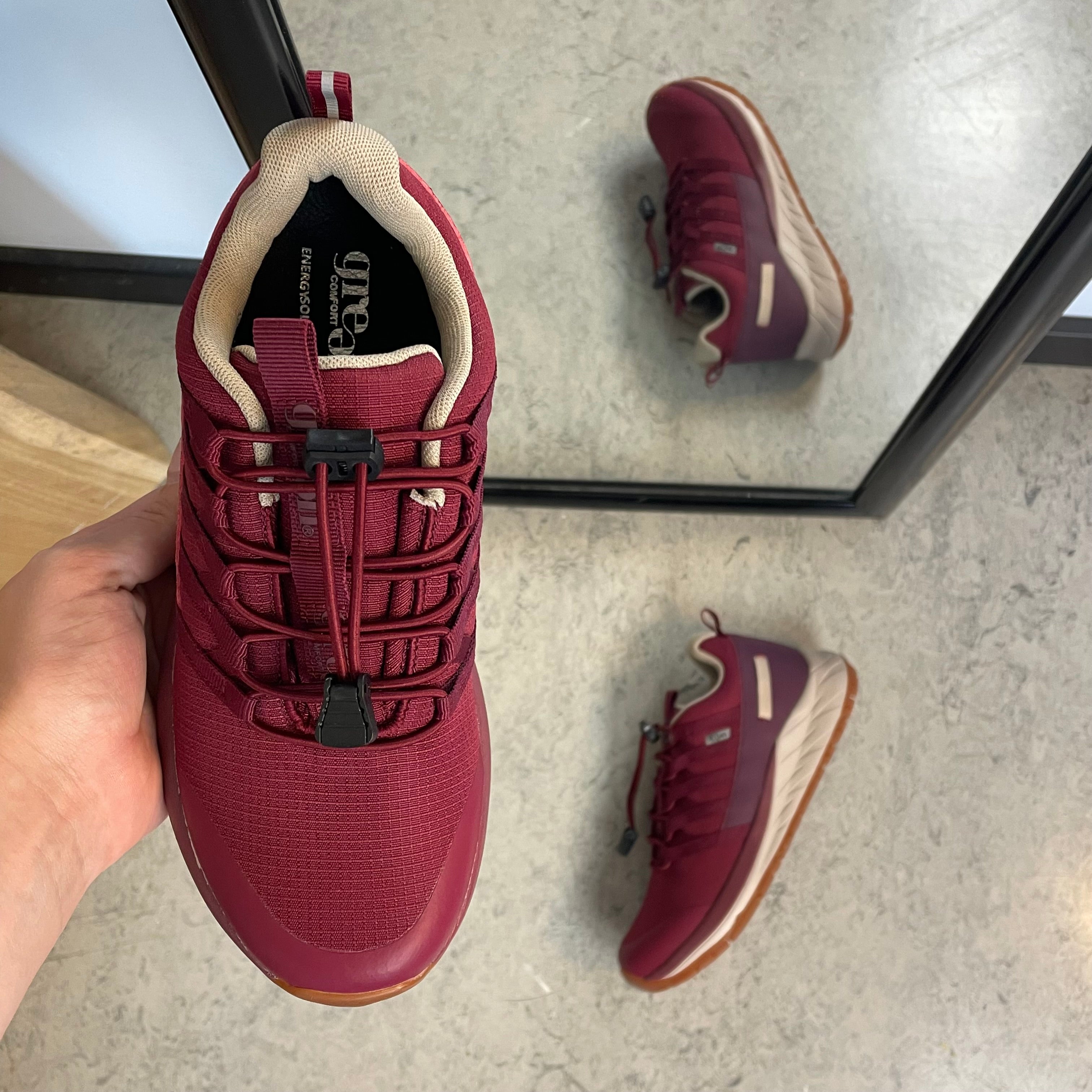 Green Comfort Path Pipi – vinröd outdoor-sneaker med H-läst & hålfotsstöd