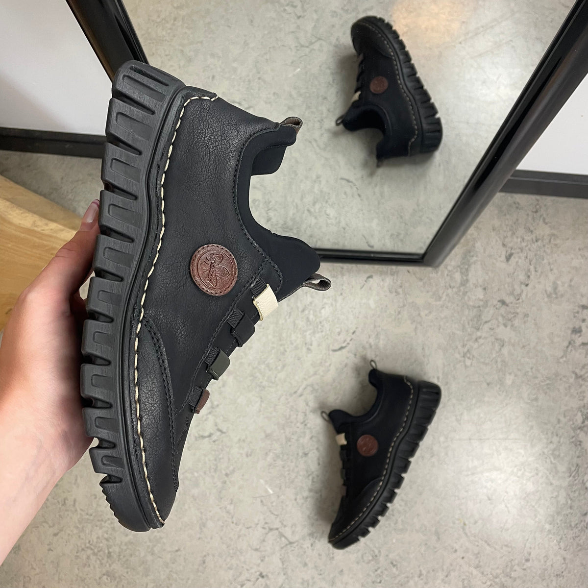 Rieker damsko i svart – flexibel slip-onkomfort