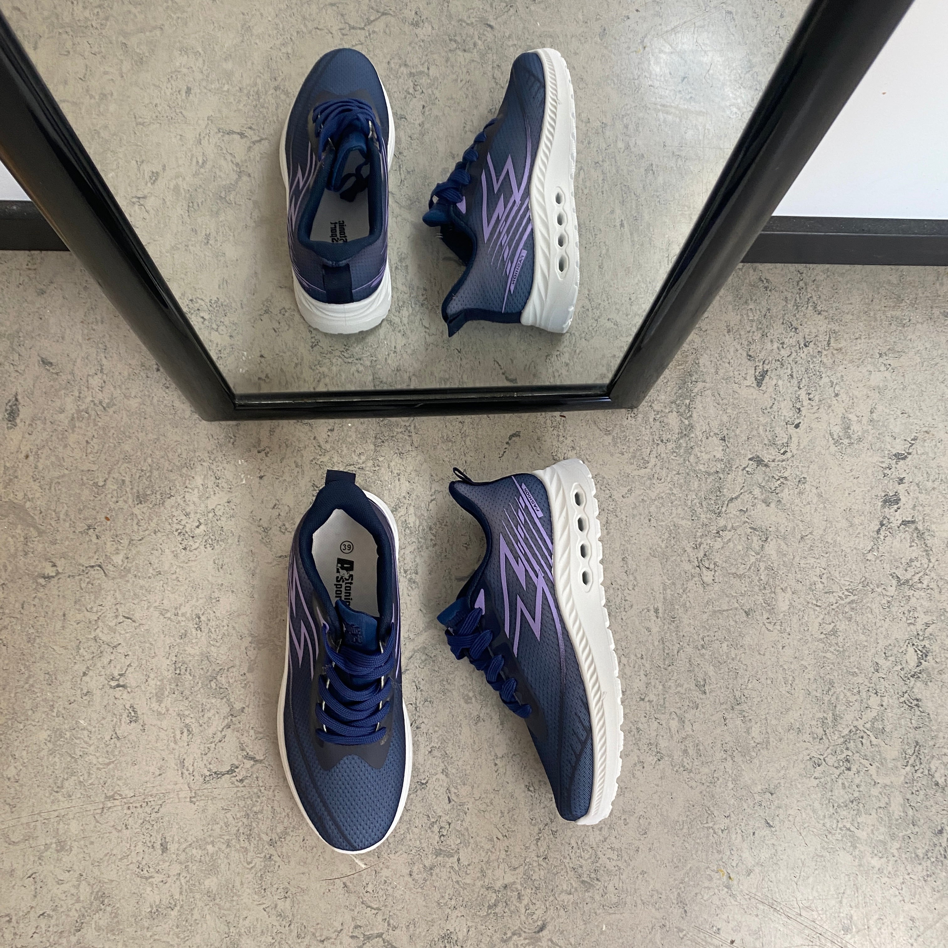 Blå lätta sneakers i mesh med stötdämpande sula