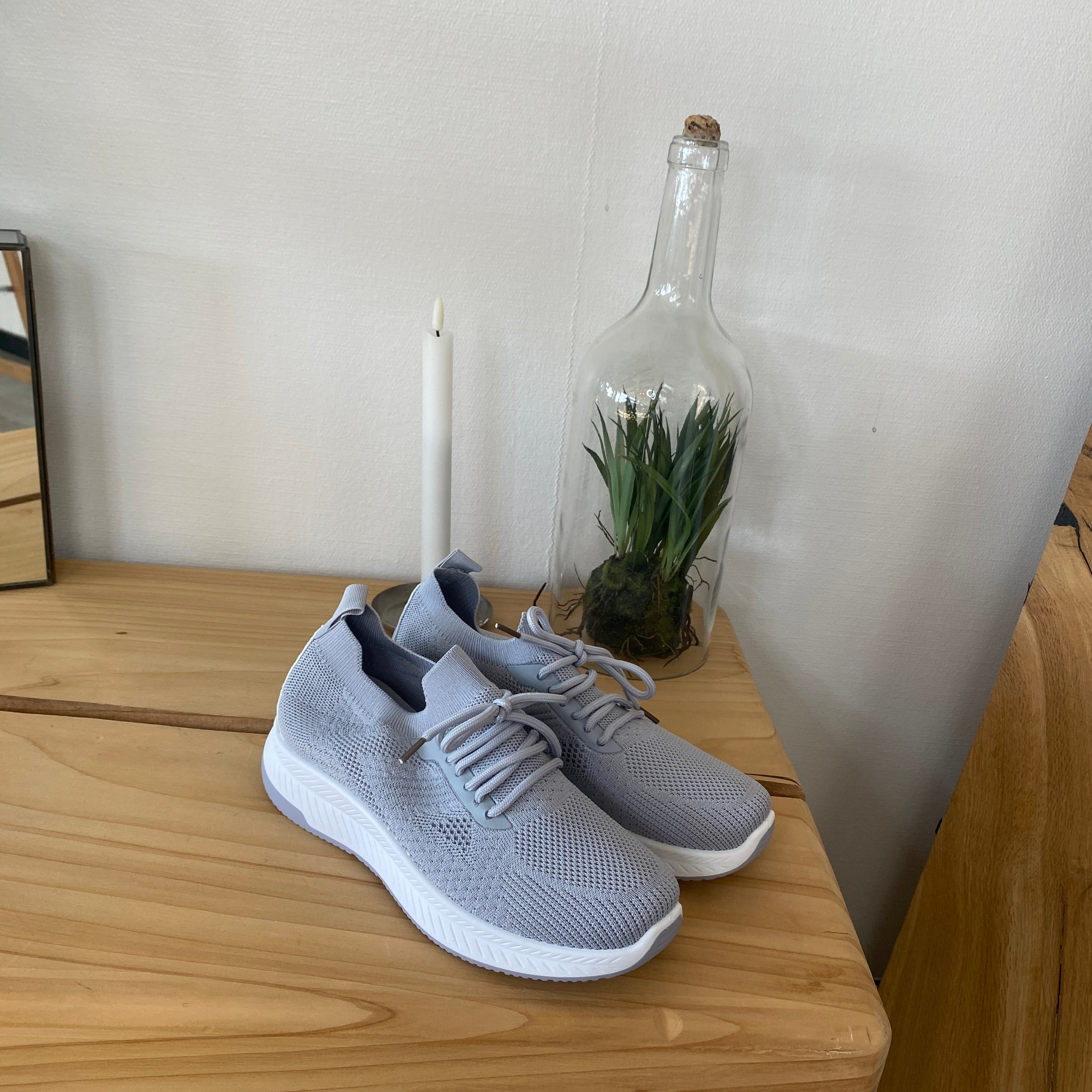 Grå slip-on lättviktsneaker i andningsbart stickat