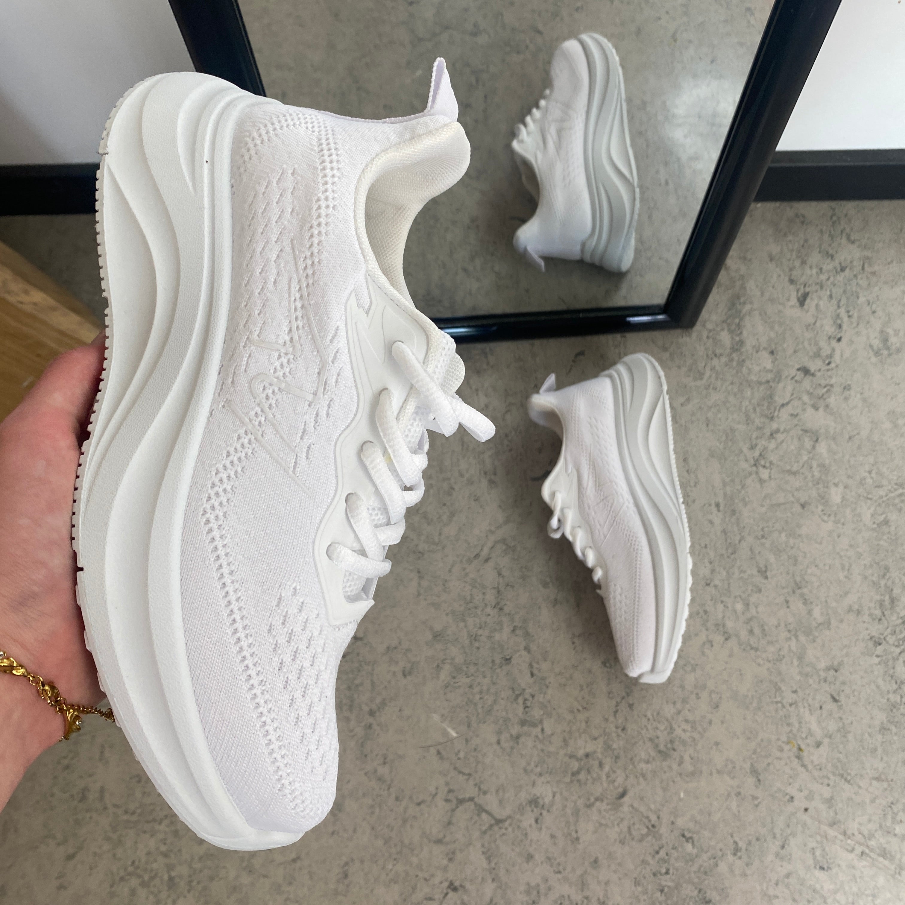 Vit lättvikts-sneaker med stötabsorbering och ventilerande mesh
