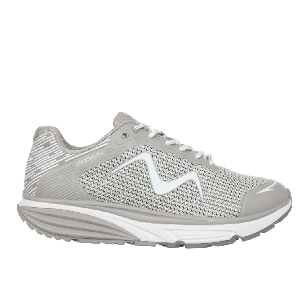 Grå og hvid MBT Colorado X dame-sneaker med rullesål og sporty mesh-overdel.