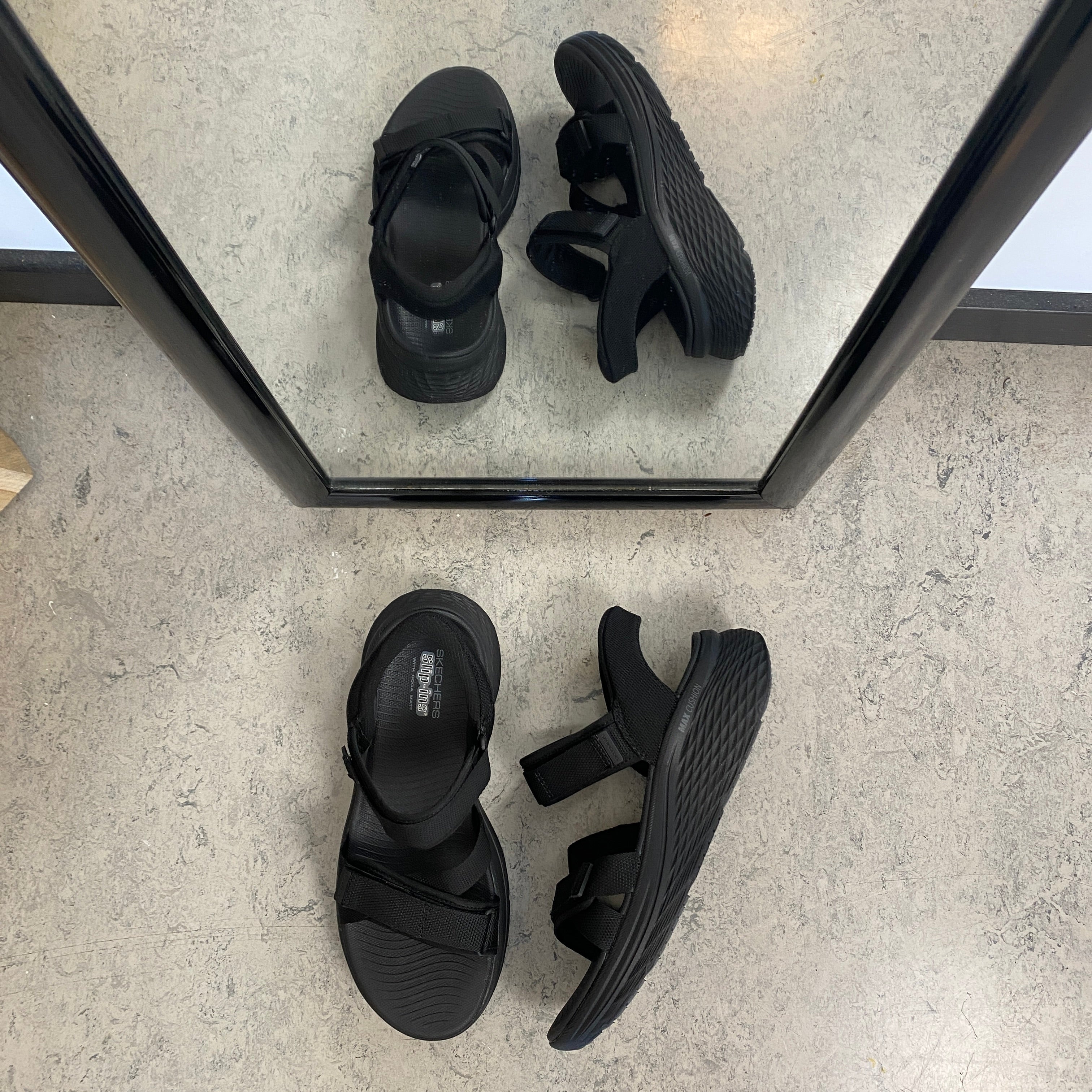 Skechers Max Cushioning sandal i svart – maximal komfort & enkel Slip-ins-passform