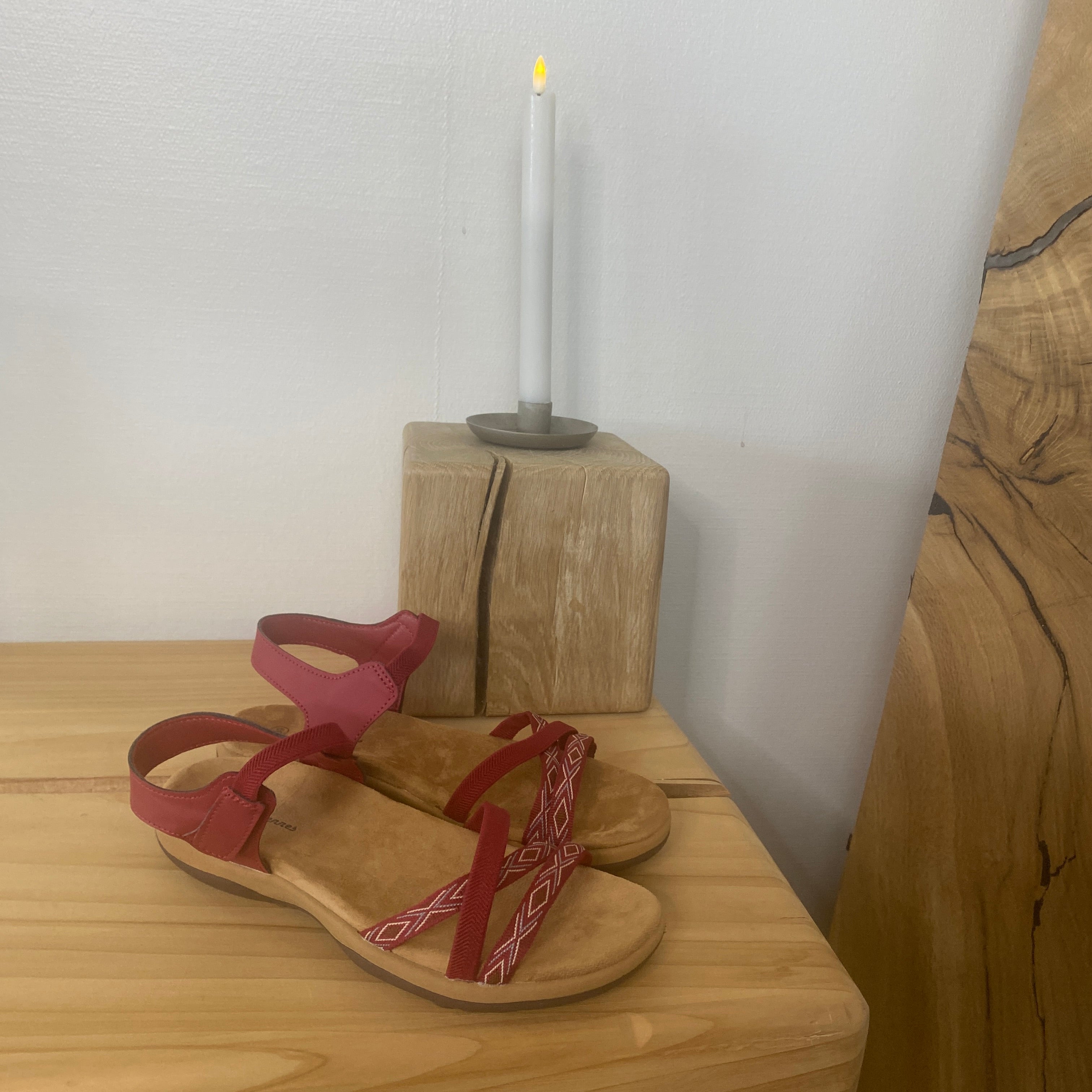 Röd sandal med elastikremmar & kardborre – feminin & flexibel för sommaren