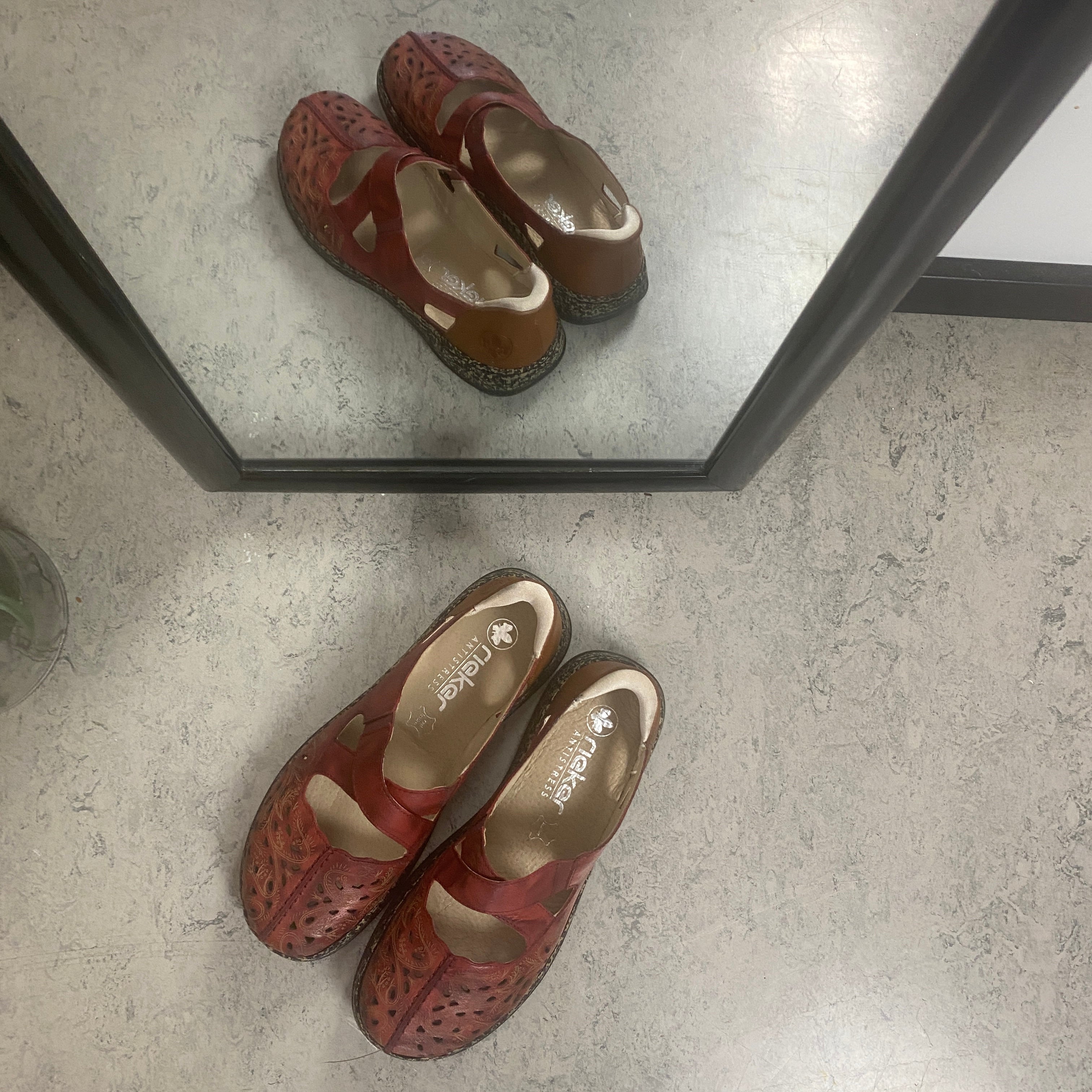 Rieker Ready 2 Go – röd damsneaker som är lätt att kliva i