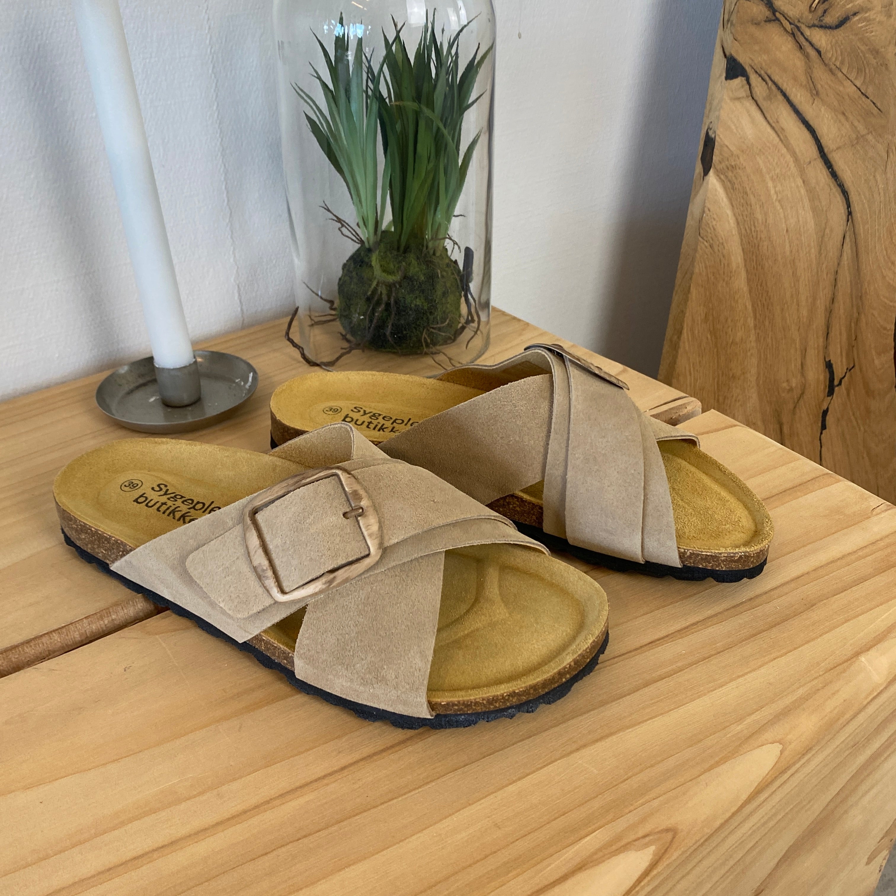 Ljusbrun slip-on sandal i läder med dubbel rem – komfort & stöd från SSKbutiken.se