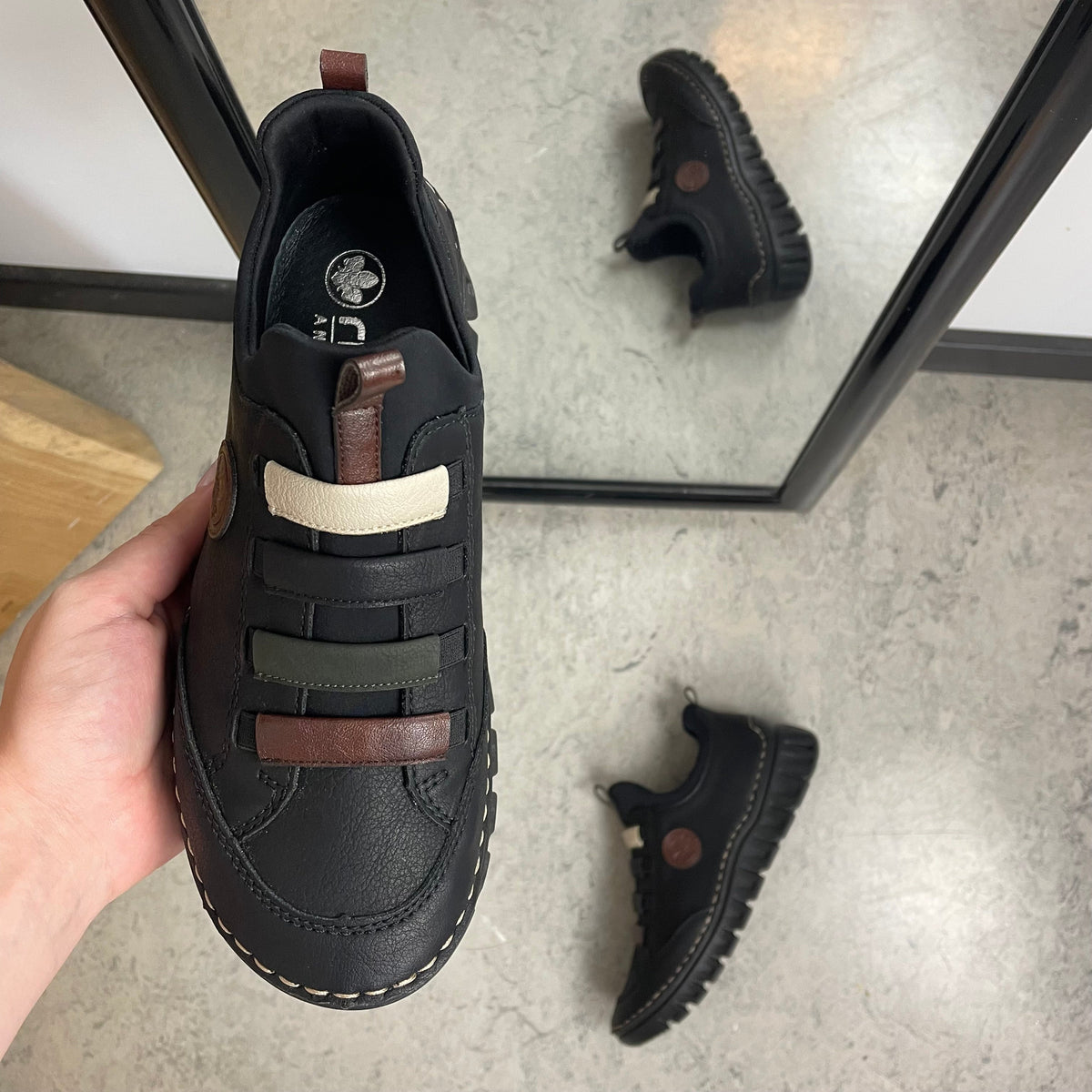 Rieker damsko i svart – flexibel slip-onkomfort