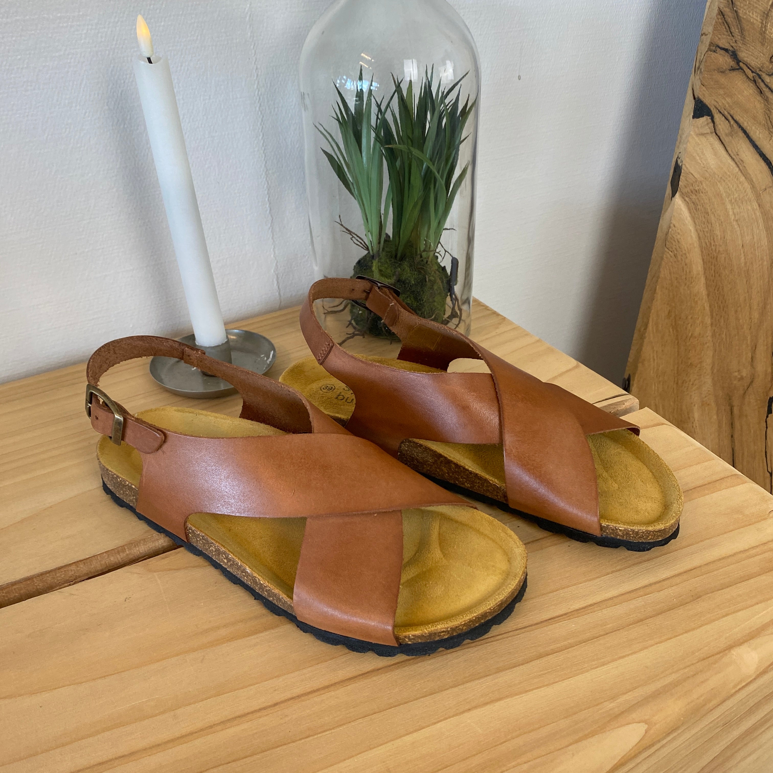 Brun sandal i slätt läder med korsremmar & bakrem | SSKbutiken.se