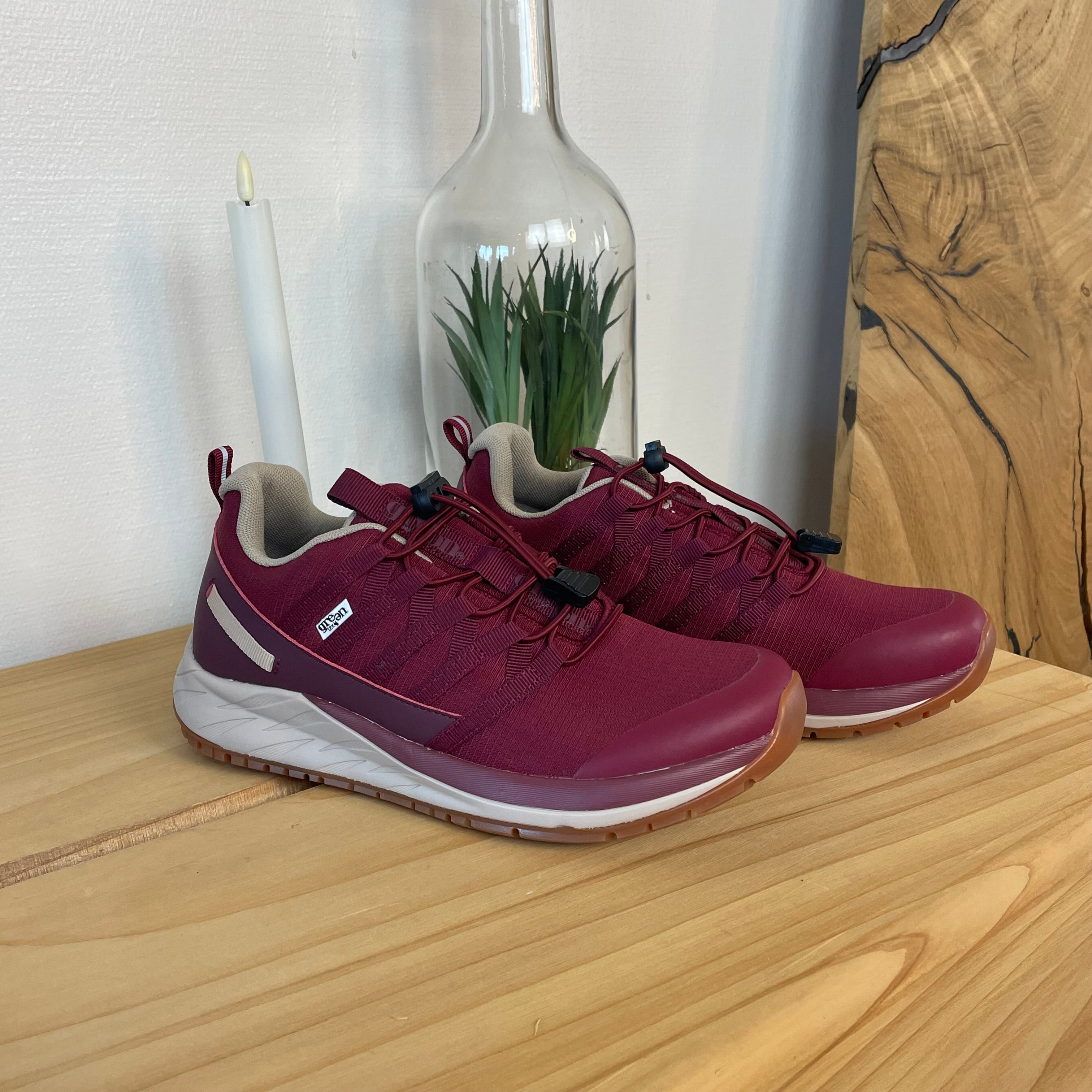 Green Comfort Path Pipi – vinröd outdoor-sneaker med H-läst & hålfotsstöd