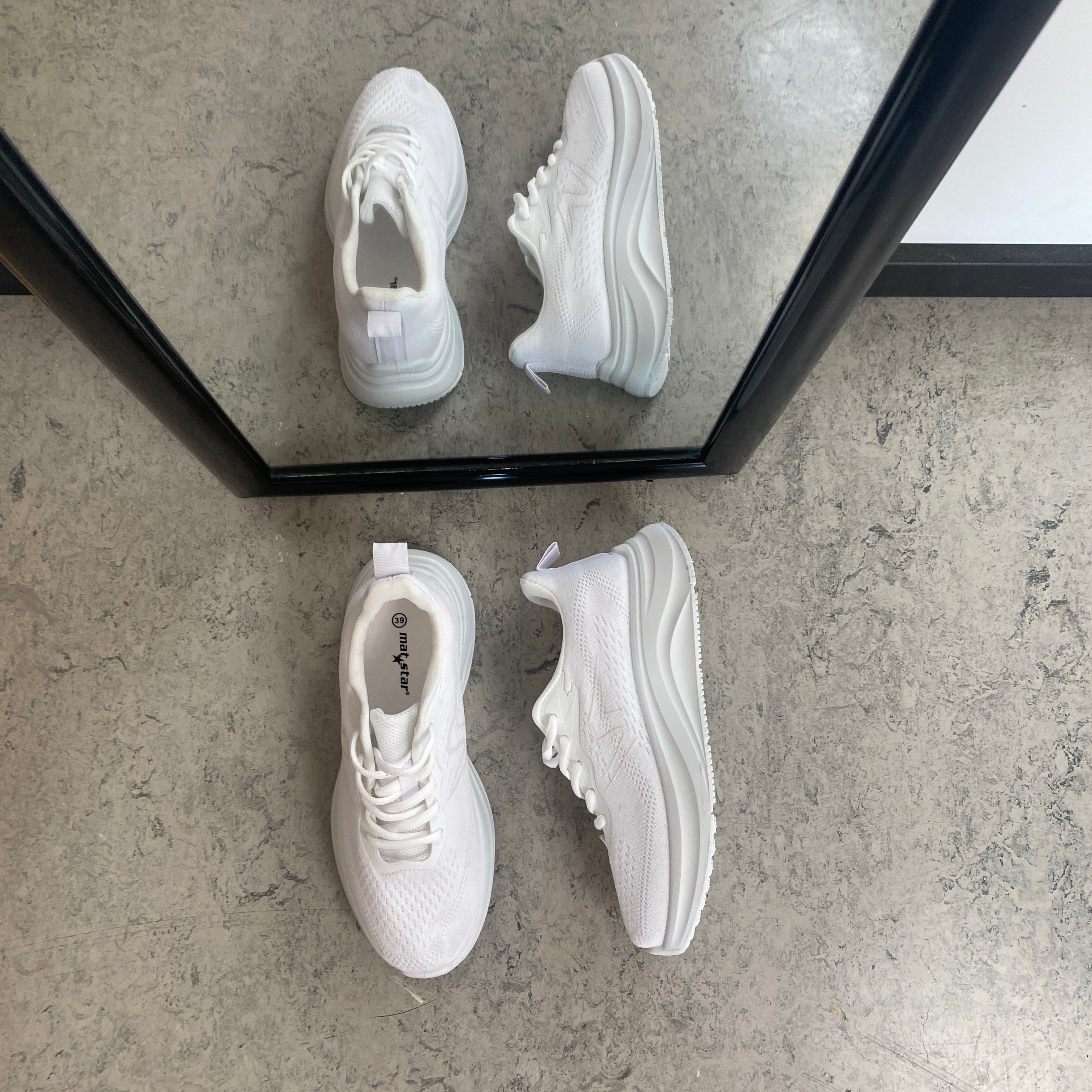 Vit lättvikts-sneaker med stötabsorbering och ventilerande mesh