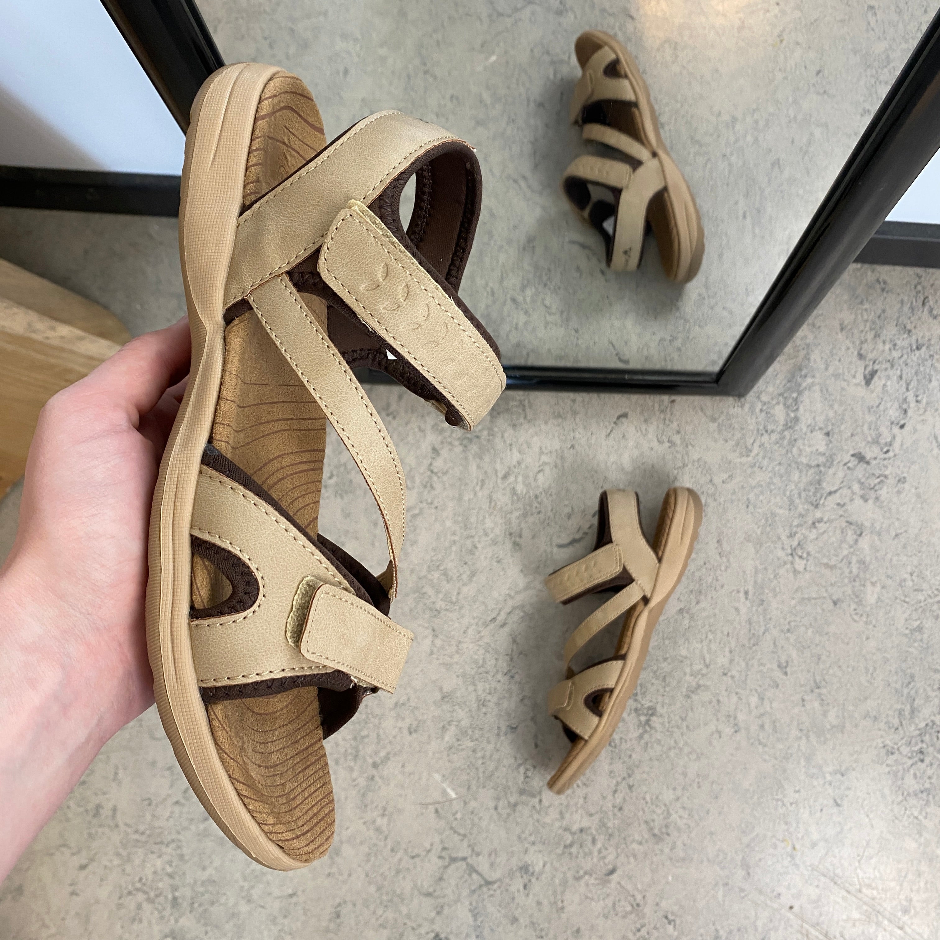 Whistler sandal i beige med stabil sula och justerbar passform