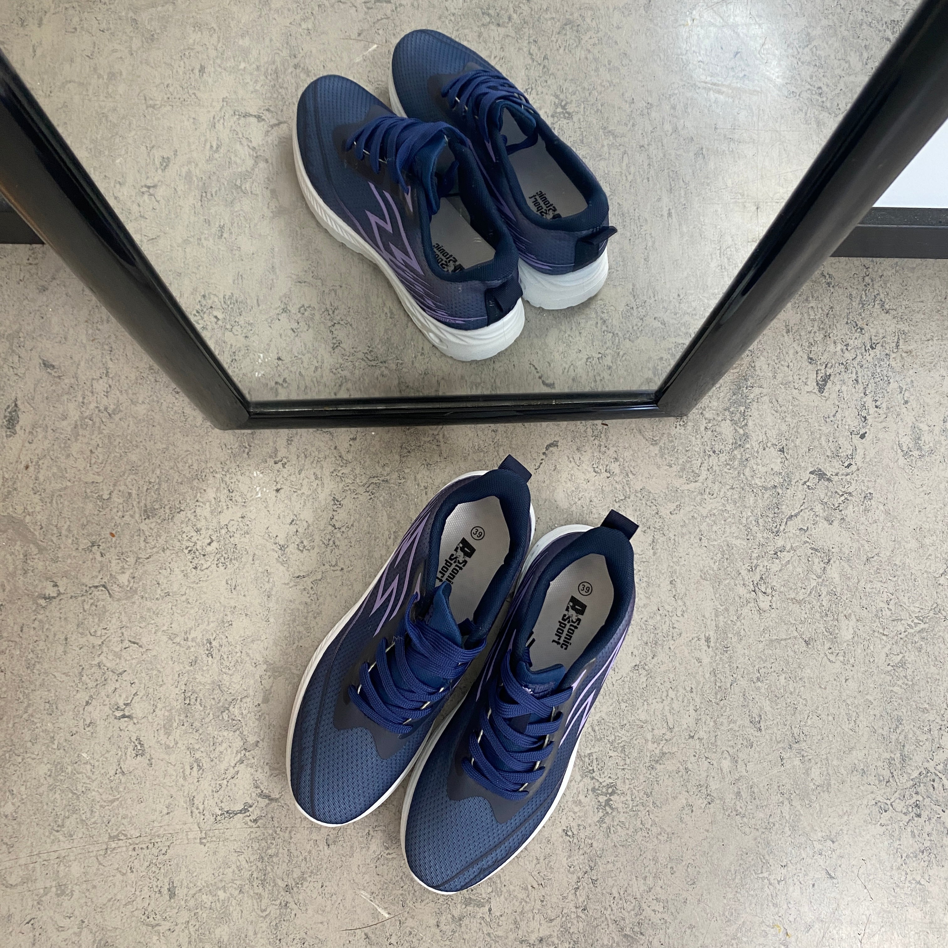 Blå lätta sneakers i mesh med stötdämpande sula