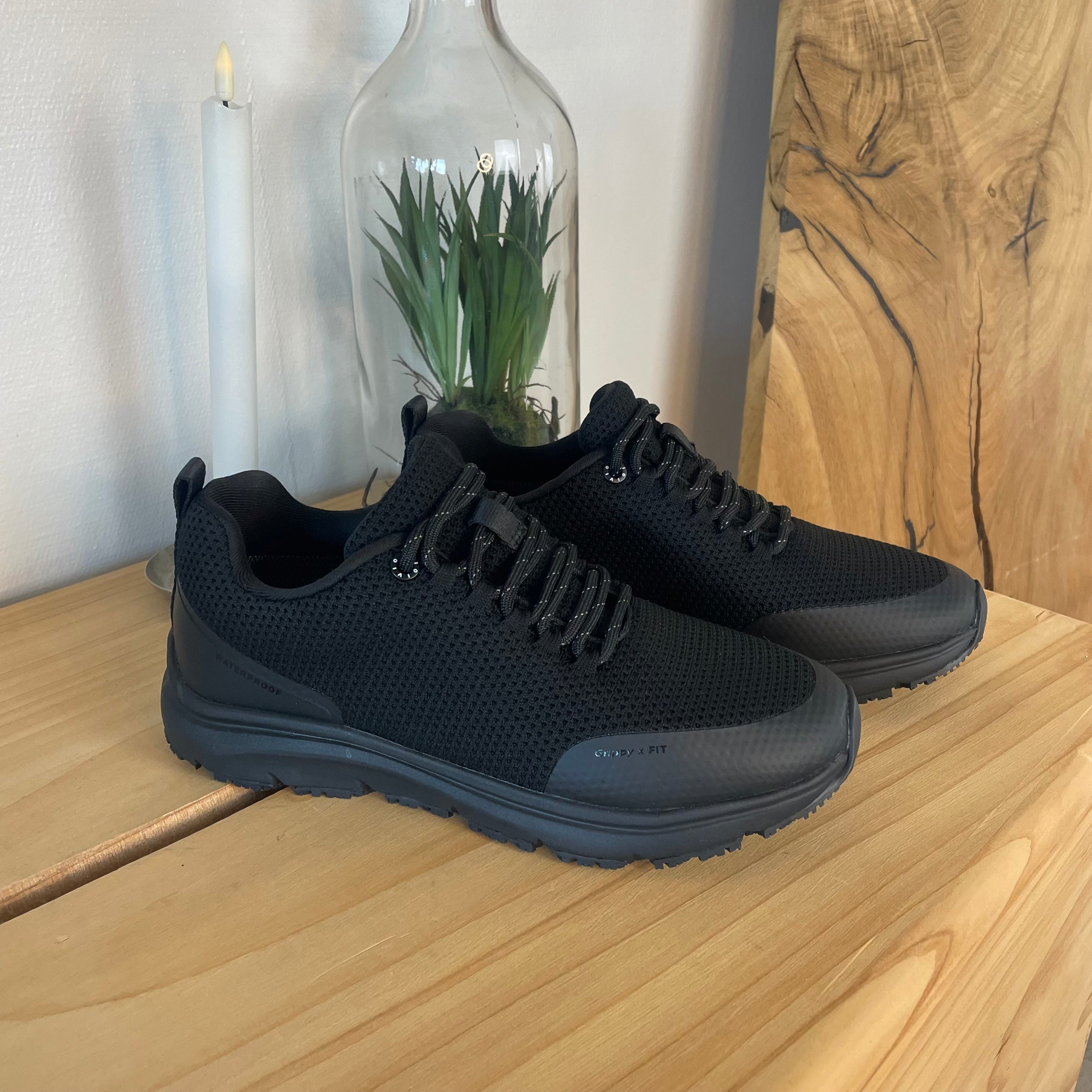 Vattenavvisande komfort-sneaker i svart med halksäker sula