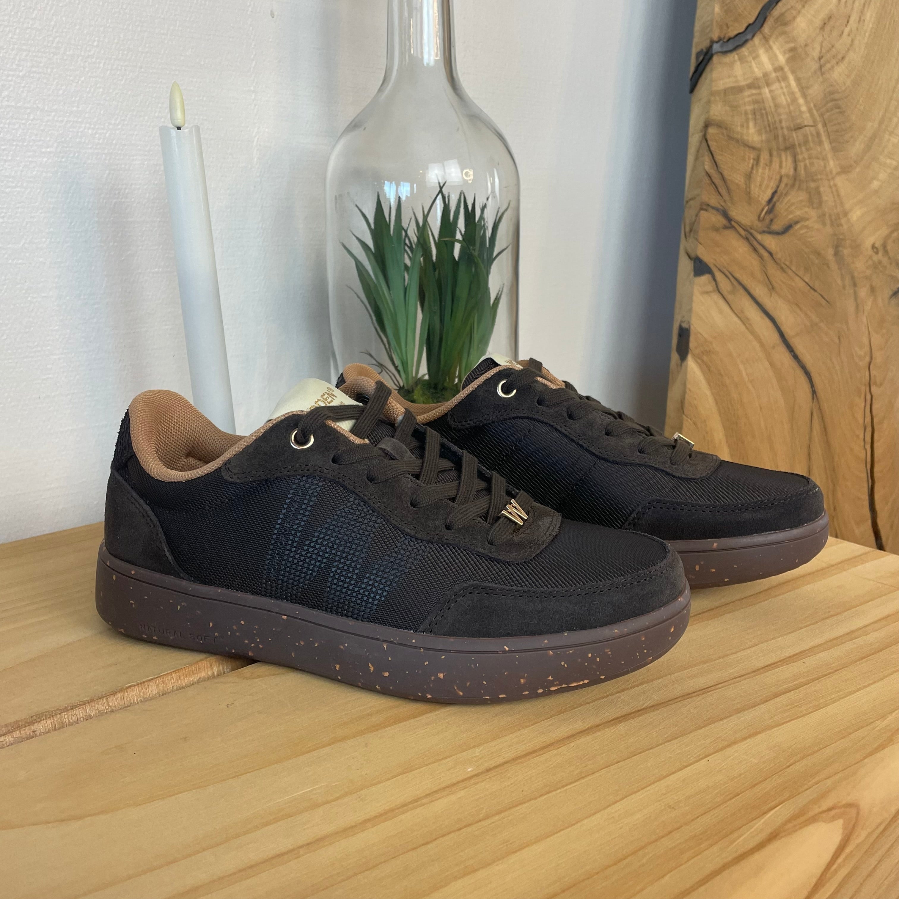 Woden Line Sneak – mörkbrun sneaker med gulddetaljer & mjuk komfort